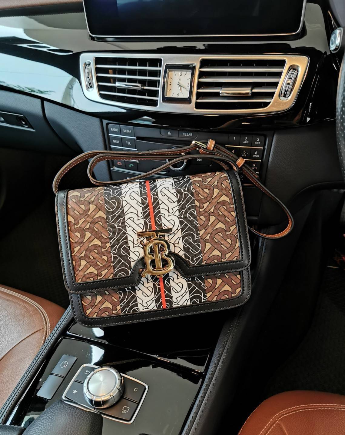พรีเมี่ยมกิ๊ฟแท้ 100% 】BURBERRY FRAGRANCES LEATHER CROSSBODY BAG VIP GIFT WITH PURCHASE (GWP) กระเป๋าสะพายพรีเมี่ยมกิ๊ฟรุ่นใหม่ล่าสุด Limited จาก BURBERRY Perfume DutyFree
