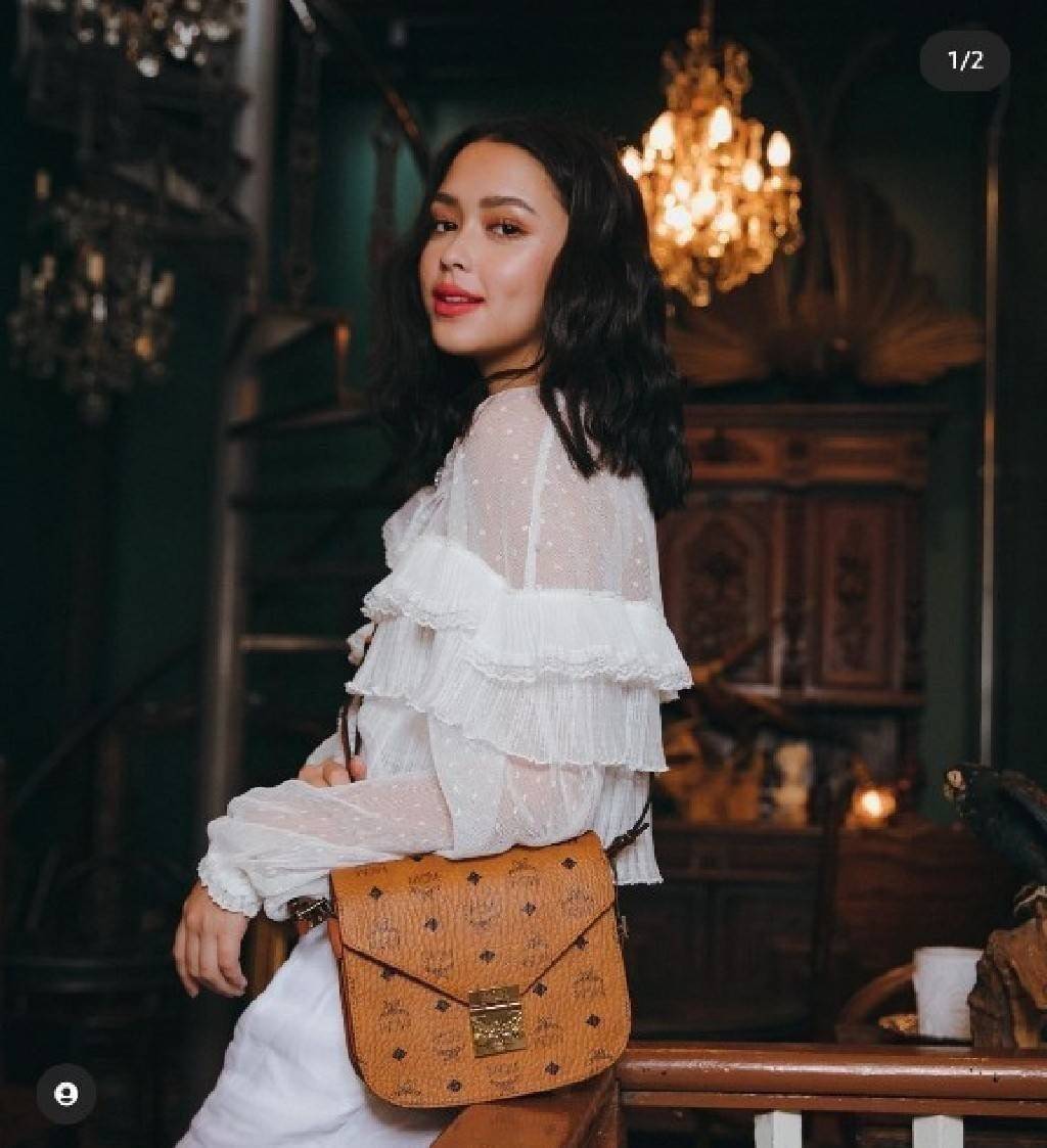 M.C.M PATRICIA SHOULDER BAG IN VISETOS กระเป๋าสะพายไหล่/ข้าง ดีไซน์ได้อย่างมีสไตล์ ดูมีสเน่ห์ด้วยทรงกระเป๋าที่โค้งบริเวณฐาน ให้ความรู้สึกนุ่มนวลมากขึ้น ใบนี้แมทช์ได้กับทุกลุค เท่ๆ casual หรูหรา หวานๆ ก็ทำให้โดดเด่นได้ด้วยไอเท็มนี้ วัสดุหนังแคนวาสคุณภาพดี 