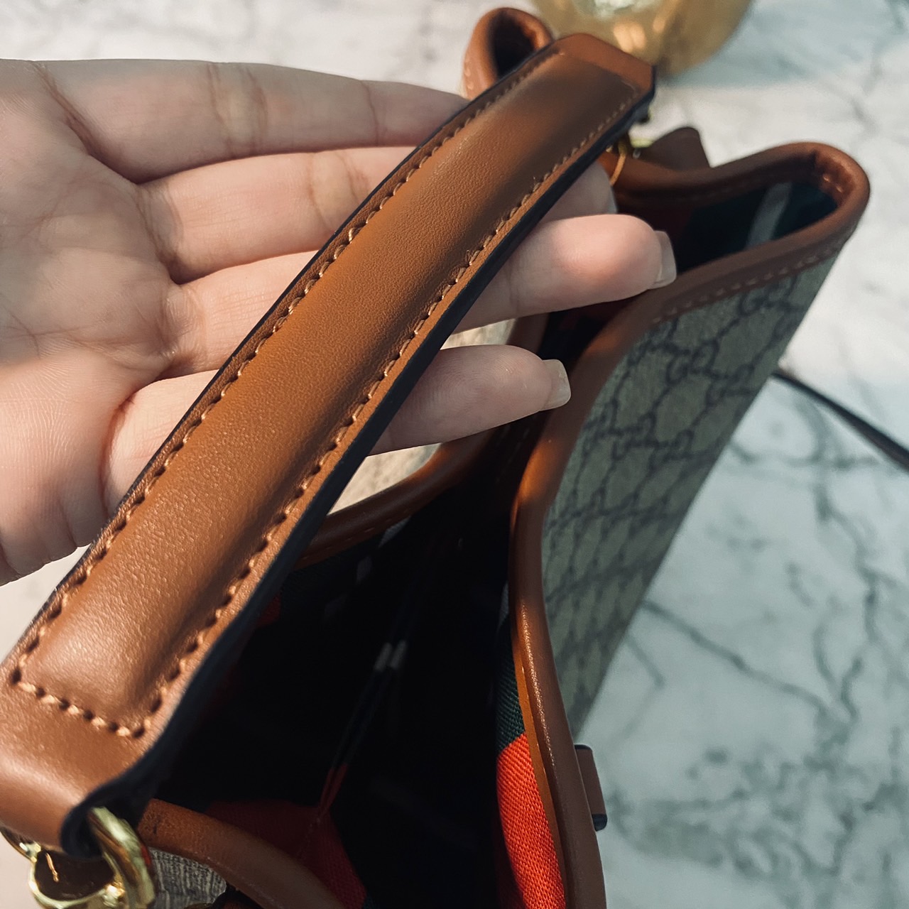 GUCCI GG Emblem mini bucket bag กระเป๋าทรงบัคเก็ตวินเทจรูปทรงใหม่ งานแบรนด์หรู รุ่นนี้ทำออกมาตอบโจทย์ความฮิตมีห่วงอยู่ด้านหน้า สำหรับห้อยตุ๊กตา พวงกุญแจ หรือจะผูกโบว์สวยๆก็เลิศ ดีไซส์สวยใช้งานง่าย ภายในโล่งกว้าง จุของได้เยอะ ถือหรือสะพายก็สวย Must Have!! 