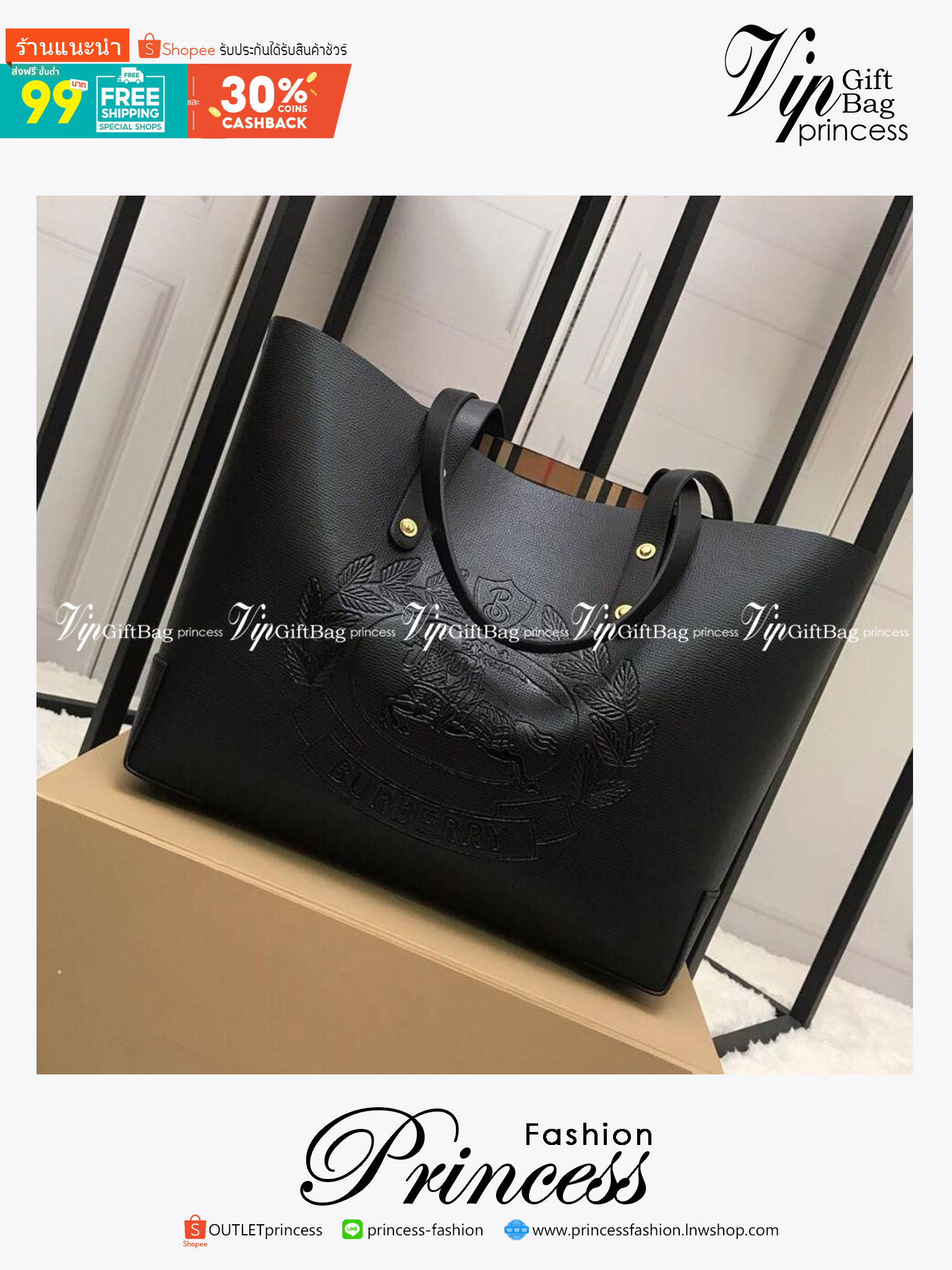 VIP 🥂 BURBERRY FRAGRANCES TOTE BAG VIP รุ่นแนะนำ ดีไซน์สวยโดดเด่นหนังสีดำขึ้นเทคเจอร์ด้านหน้ามีโลโล้แบรนด์ ภายในลายวินเทจสุดคลาสสิค โล่งกว้างมีช่องซิปเล็กและโลโก้ด้านใน สามารถใส่เอกสาร A4 Notebook ipad สัมภาระได้เยอะจุใจ หูหิ้วหนังจับถนัดมือสะพายไ