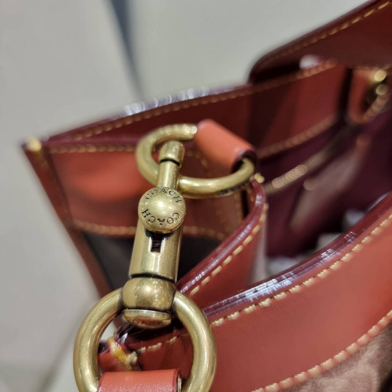 COACH C0776 FIELD TOTE WITH HORSE AND CARRIAGE PRINT คอลเลคชั่นสุดคลาสสิค สวยหรูดูแพง กระเป๋าทรงโท้ท ไซส์ใหญ่จุคุ้ม ฟังก์ชั่นการใช้งานสะดวกที่สุด มีทั้งสายคล้องแขนในตัว และสายครอสบอดี้ วัสดุหนังแคนวาสเคลือบลายสลับหนังแท้ ปากกระเป๋ามีกระดุมแม่เหล็กไว้ปิดกั