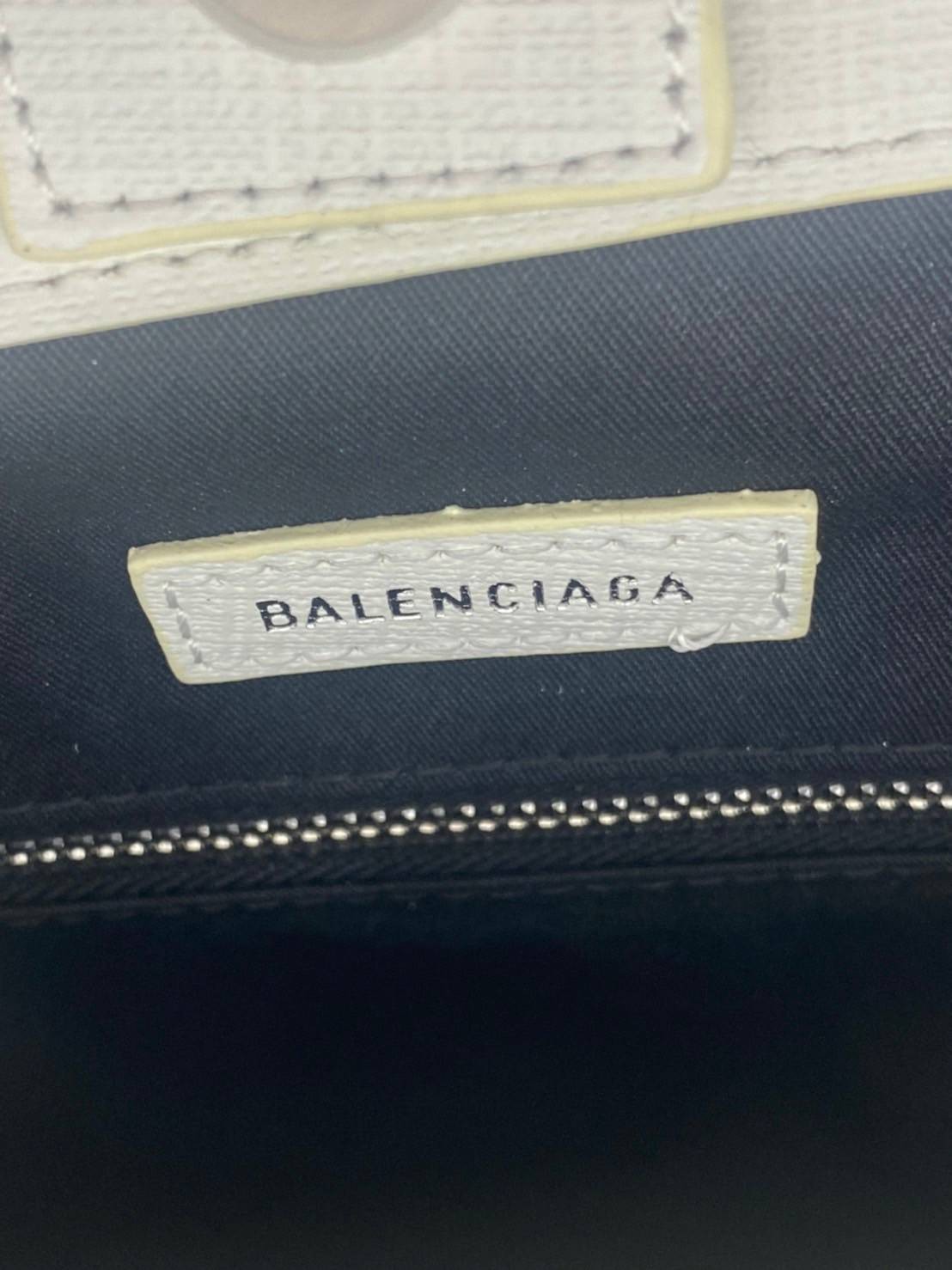 หนังแท้ BALENCIAGA XXS TOTE / Balenciaga shopping tote xxs พกกระเป๋าช้อปปิ้ง ไปทุกที่ในฤดูกาลนี้ ดีไซน์ที่ใช้ได้ทุกวันตั้งแต่หนังแบบมีเท็กซ์เจอร์ ภาพสินค้าถ่ายจากงานขายจริง ใช้งานต่างประเทศได้