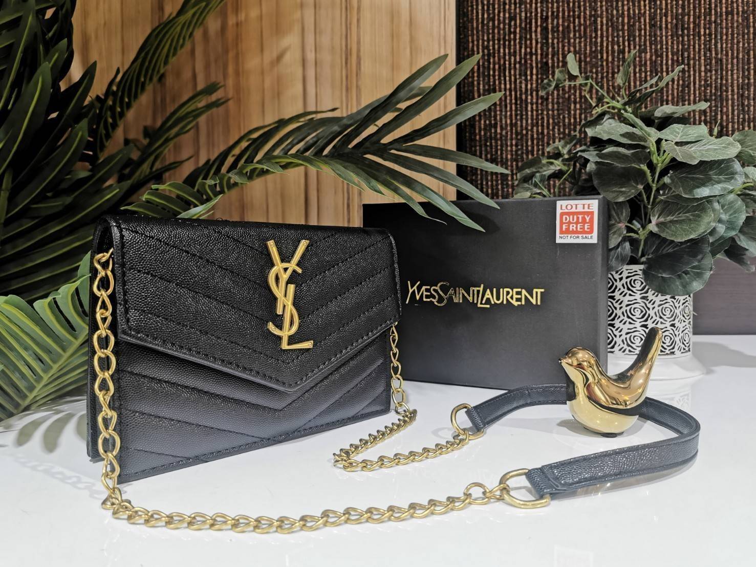 VIP 】YVES SAINT LAURENT YSL BAG VIP GIFT WITH PURCHASE GWP พรีเมี่ยมกิ้ฟ Limited จาก YSL DUTY FREE COUNTER ดีไซน์ทรงสี่เหลี่ยมหนังคาร์เวียขึ้นลายริ้วสวยอยู่ทรงเปิดปิดด้วยฝาปิด Envelop กระดุมแม่เหล็กด้านหน้าประดับโลโก้แบรนด์อะไหล่ทอง ภายในโล่งสามารถใส่มือถ