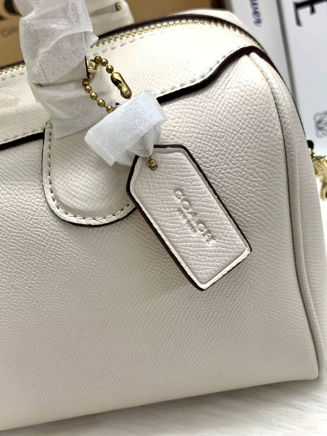 รุ่นอะไหล่ทองเข้าแล้วจ้าา ห้ามพลาดค่ะ Coach Bennett Boston Bag in Crossgrain Leather ((32202)) พร้อมส่ง รุ่นที่สาวๆหลายๆคนถามถึงกันค่า! กระเป๋าทรงหมอน หนังแท้ ลายหนังสวยมากค่ะ ไม่ว่ายุคไหนๆก็สวย ดูดี ทรงฮิตในตำนานค่ะ ✔️อะไหล่ทองหรูสวย เปิดปิดกระเป๋
