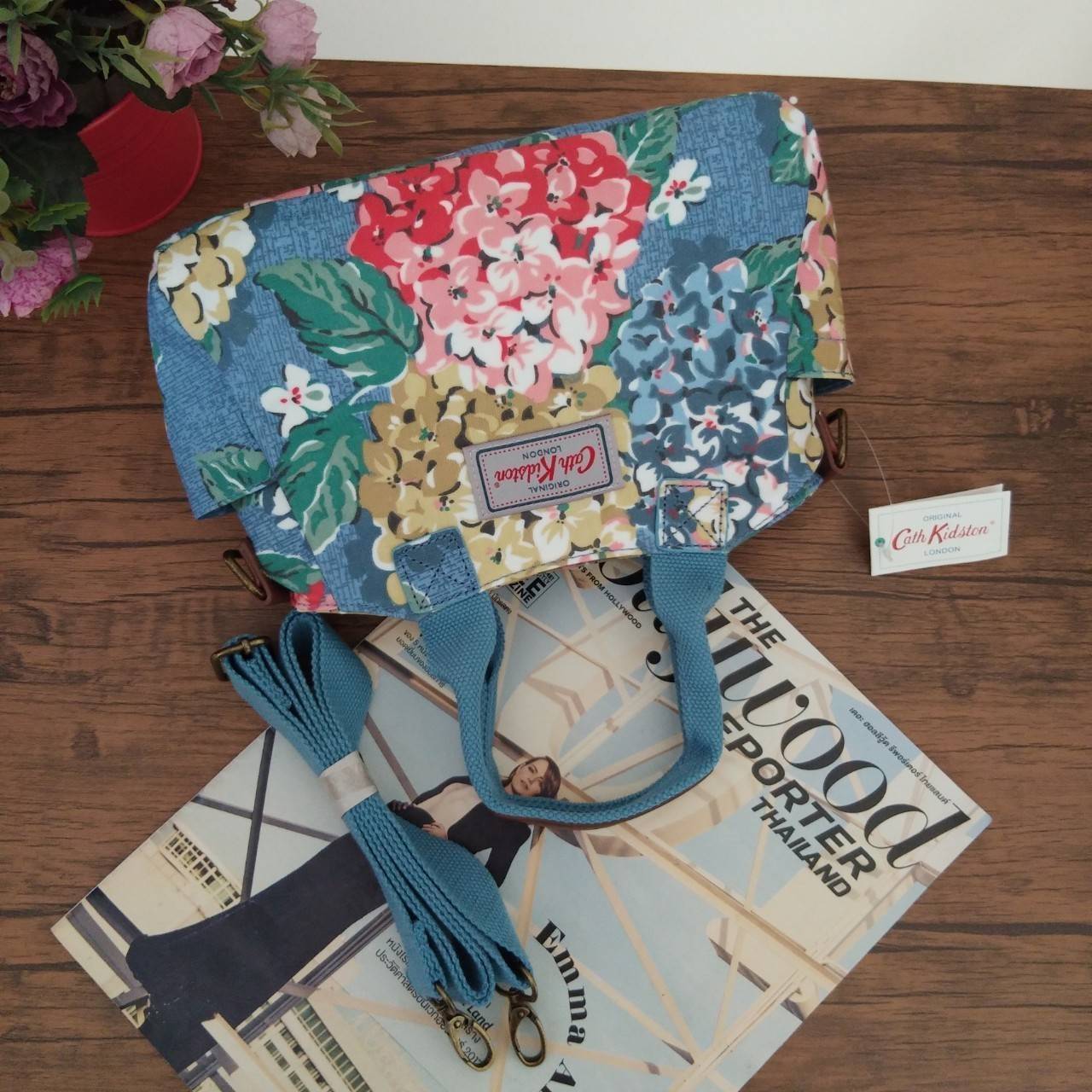 Cath Kidston กระเป๋าถือหรือสะพายข้างสไตล์วินเทจ น้ำหนักเบา เปิดปิดกระเป๋าด้วยซิป ด้านหน้าประดับโลโก้ Cath Kidston ด้านข้างมีช่องเล็กใส่ของ