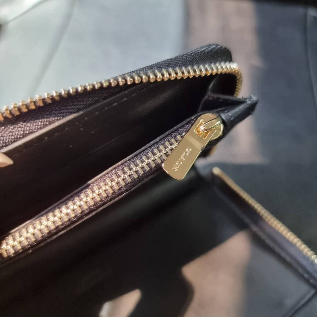 COACH F57468 PHONE WALLET IN SIGNATURE COATED CANVAS กระเป๋าสตางค์ถนอมมือถือ!! 2IN1 สุดๆ ใส่โทรศัพท์ ใส่เงิน ใส่บัตร ครบถ้วน!! จบในใบเดียวจ้า ขนาดกำลังเหมาะมือ วัสดุหนังแคนวาสเคลือบลาย คุณภาพดี สาวๆมีไว้ติดตัวสักใบ ไม่ผิดหวังจ้า