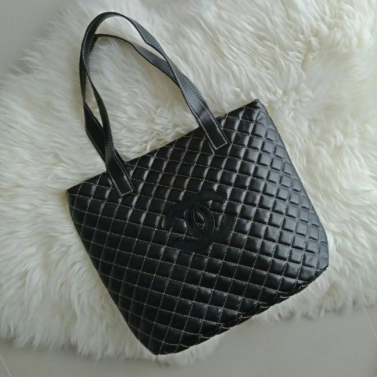 CHANEL LARGE VIP TOTE BAG สินค้าสมนาคุณจากงาน VIP GIFT แบรนด์ดังสุดหรูอย่าง CHANEL โดดเด่นด้วยตัวกระเป๋าขนาดใหญ่ จุของได้เยอะ วัสดุหนัง PU นิ่ม ด้านหน้าปักด้วยโลโก้ CC หนังแก้ว เปิดปิดด้วยกระดุมแม่เหล็ก ด้านในผ้าบุปั้มแบรนด์ชาแนล มีช่องใส่ของใหญ่ แถมแบ่งช