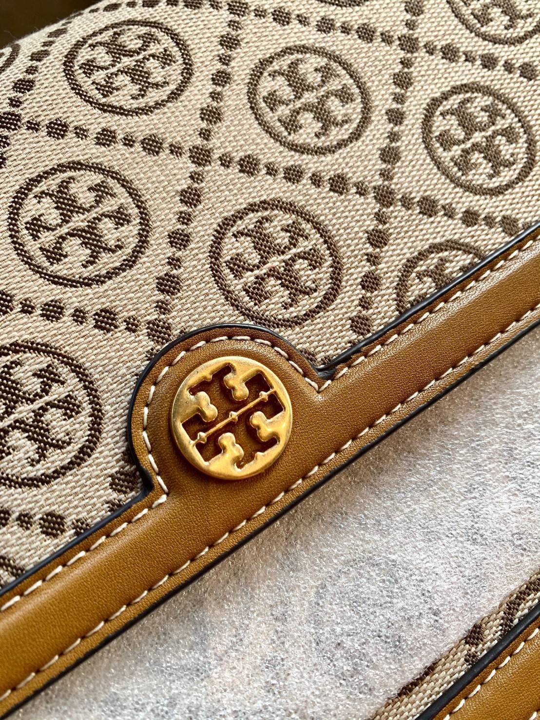 คุณภาพจัดเต็มกันเลยค่าา😘Tory Burch T Monogram Jacquard Shoulder Bag ห้ามพลาด! กระเป๋าสะพายแบบครอสบอดี้ร์ วัสดุJacquard+หนังแท้ชั้นดี ได้ลงตัวสวยงาม รูปแบบร่วมสมัยตามแบบฉบับแบรด์ได้ดีทีเดียวค่ะ! เปิดปิดกระเป๋าแบบอะไหล่แบรนด์ล็อคแม่เหล็ก