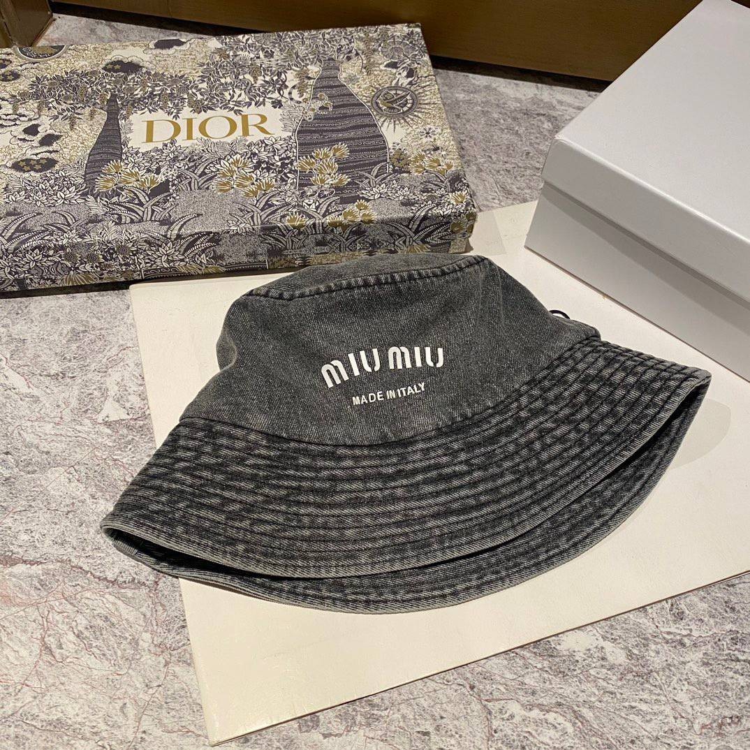 MIU MIU Denim Logo Bucket Hat / MIU MIU Bucket Hat "ของมันต้องมี" หมวกงานคุณภาพที่สุด เกรดท็อปออริ เดนิมสุดคลาสสิก ใช้งานต่างประเทศได้ พร้อมส่งแน่นๆ สั่งแจกเป็นของขวัญ หรือซื้อเก็บไว้ใช้เองรับรองเลิศจ้า!!