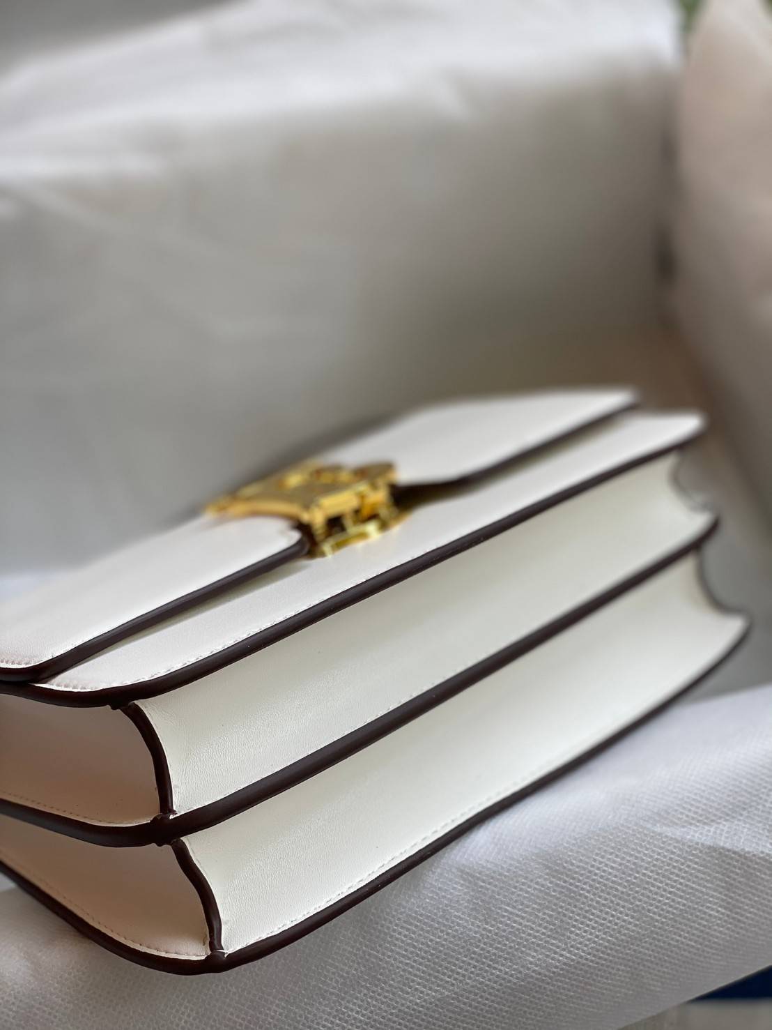 BURBERRY FRAGRANCES CROSSBODY BAG VIP GIFT WITH PURCHASE (GWP) กระเป๋าสะพายพรีเมี่ยมกิ๊ฟ Limited Edition จากน้ำหอม BURBERRY DUTY FREE วัสดุ Calfskin หนังเรียบสวยอยู่ทรงดีไซน์ยอดนิยมประดับโลโก้แบรนด์ทองด้านหน้า เปิดปิดด้วยฝาปิดสัญลักษณ์ตัวB ภายในมีช่องแบ่ง