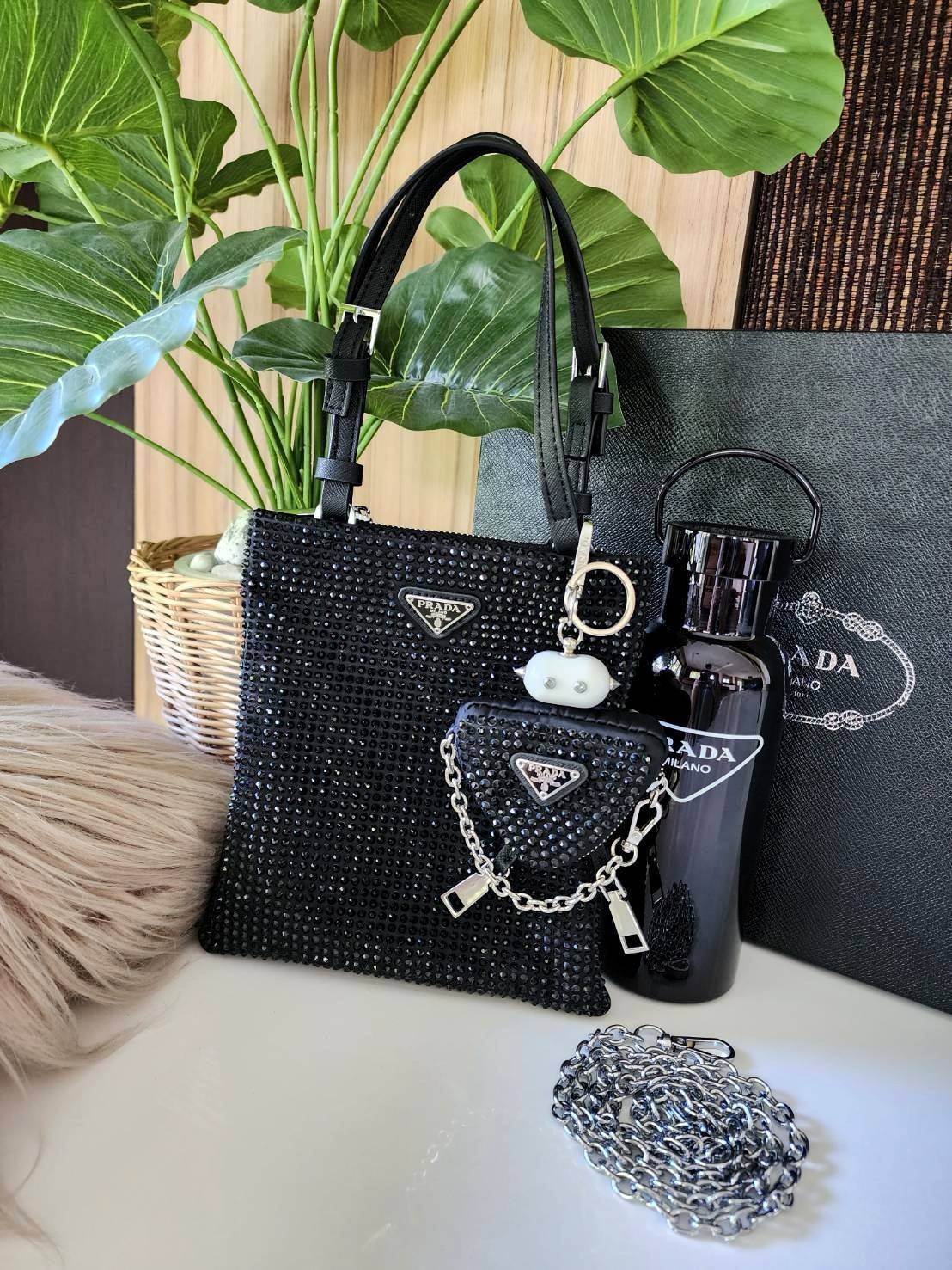 เซทสุดคุ้ม! ซื้อ1ได้ถึง3 PRADA CRYSTALS MINI TOTE BAG WITH KEYCHAIN AND VACUUM BOTTLE VIP สวยหรูดูดี items นี้คุ้มมากๆได้ถึง3อย่างทั้งกระเป๋าสะพาย(พร้อมสายโซ่)+พวงกุญแจ+กระบอกน้ำครบชุด ไอเท็มแนะนำน่าใช้ควรค่านักสะสม