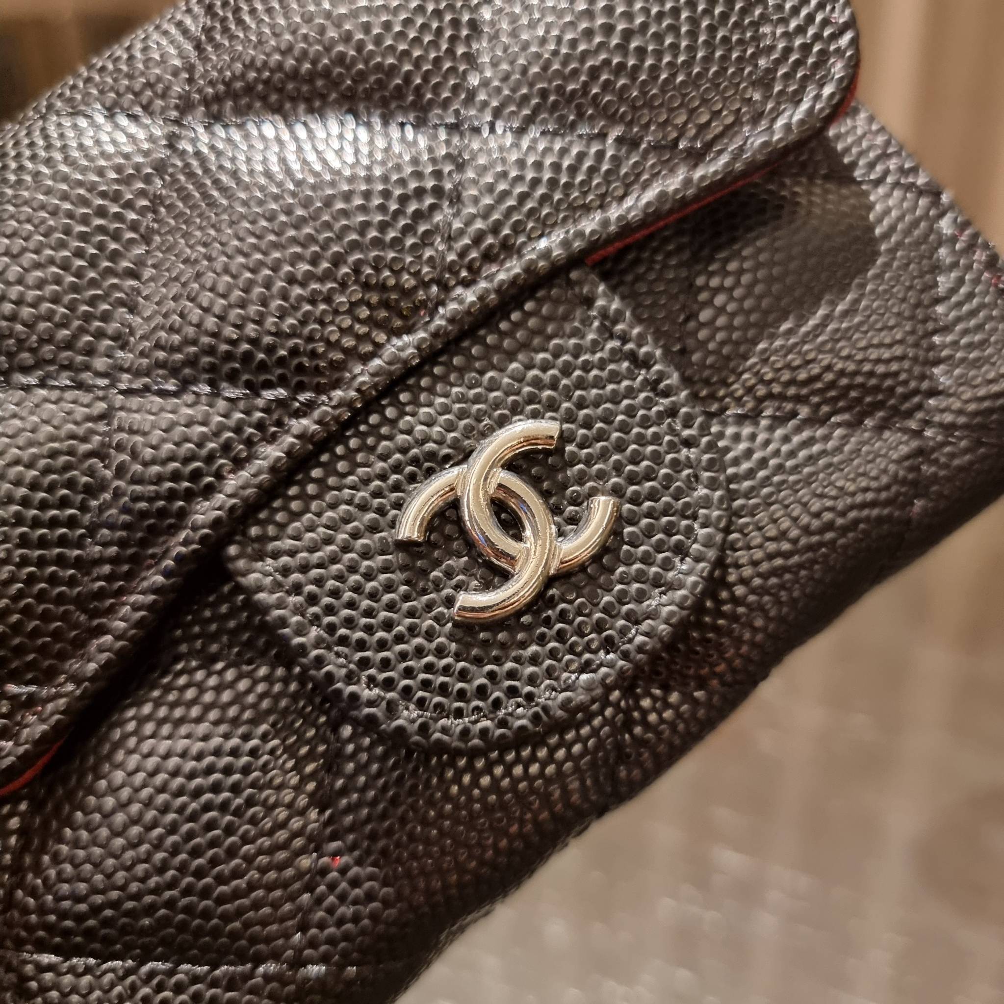 VIP 】มาแล้วจ้า!! รุ่นแนะนำ!! ฮิตติดใจสาวๆ!! กระเป๋าสตางค์ใบสั้นรุ่นฝาพับ จาก Chanel premium for gift เรียบหรู ดูไฮน์ วัสดุหนังสังเคราะห์ลายคาร์เวีย ด้านในเป็นหนังซาฟเฟียโน่ เปิด-ปิดด้วยกระดุมแม่เหล็ก ภายในกระเป๋ามีช่องใส่บัตร ใส่ธนบัตรได้ ดีไซน์เรียบหรูตา