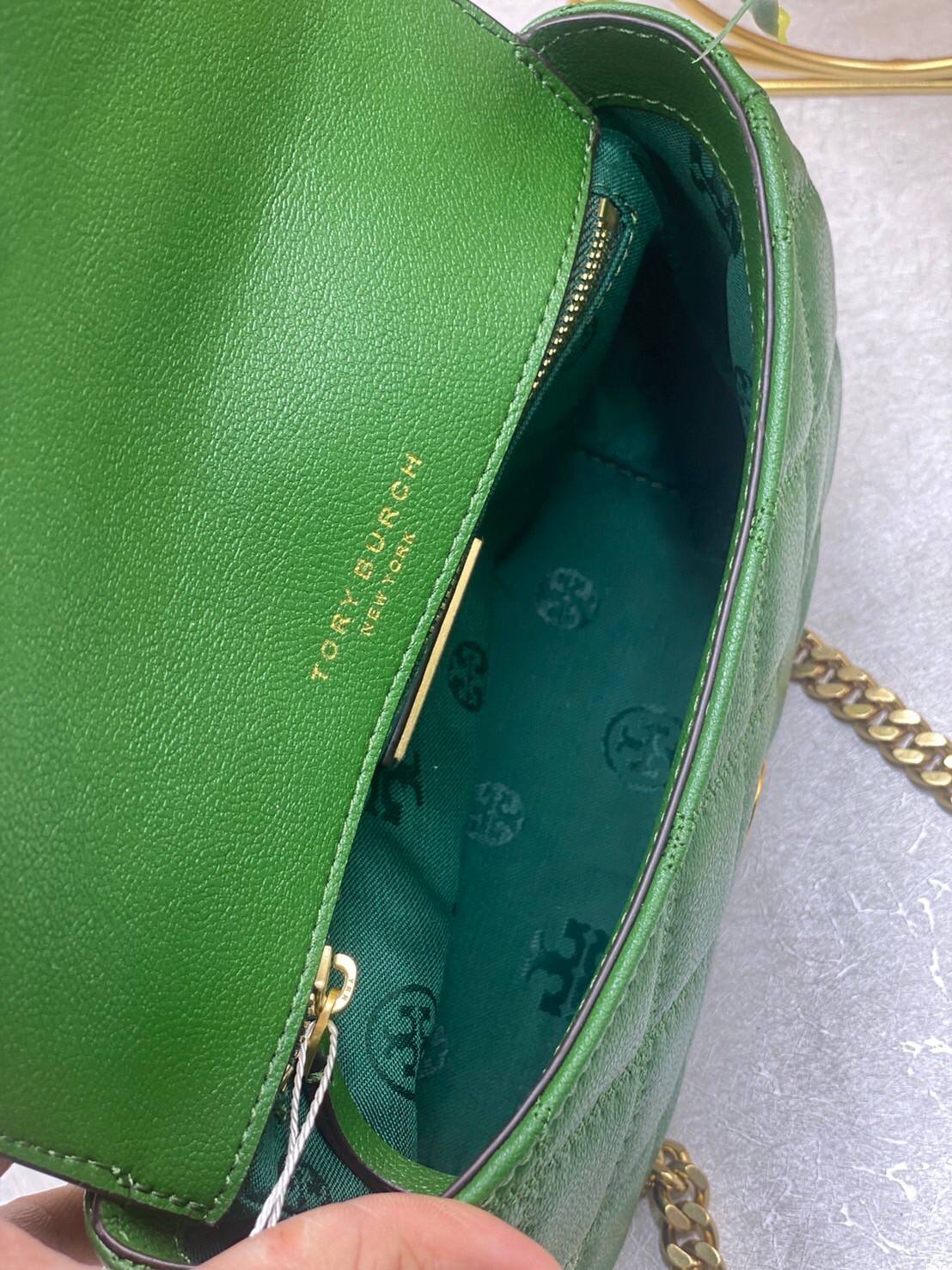 Tory Burch Willa Mini Top Handle Bag พร้อมส่งที่ไทย ใบจริงคือสวยสุดดไปเลยค่าา! กระเป๋าสะพายข้างหรือหิ้วก็เก๋ไปอีกเลยค่ะ! หนังอย่างดี ลายนวมนิ่มมือดีมากค่ะ ด้านหน้ามีอะไหล่โลโก้แบรนด์