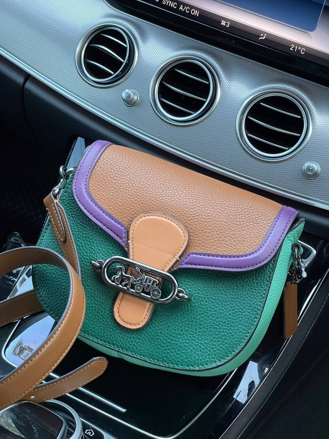 COACH JADE SADDLE BAG 91084 จุดเด่นคือ การออกแบบให้กระเป๋าเป็นรูปทรงที่โค้งมนตามสไตล์โฮโบ (Hobo Style) ผสมผสานกับความสวยงามของโลโก้ด้านหน้าอันเป็นเอกลักษณ์ สายสะพายข้างที่สามารถปรับระดับได้ สวยสะดุดตา ดูแลง่าย นอกจากนี้ คุณยังสามารถนำไป Mix & Match กับการ
