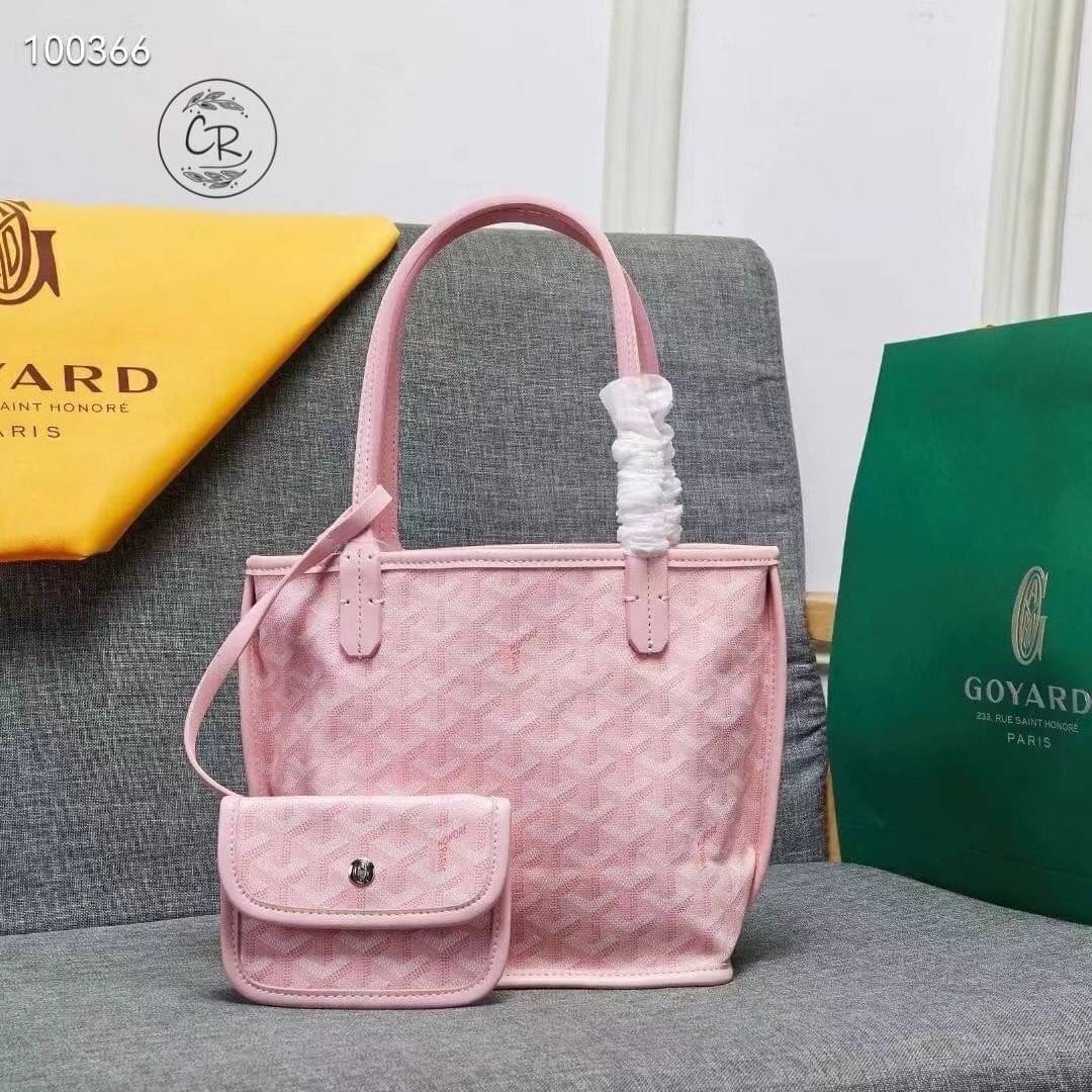 GOYARD ANJOU TOTE MINI ฮอตไอเท็ม กับกระเป๋าสะพายทรงโท้ท ไซส์มินิ กะทัดรัดมาก มาครบสีขายดี เลิศทุกสี รูปทรงคลาสสิค ดีไซน์เป็นเอกลักษณ์ ใช้งานได้หลากหลาย สามารถกลับด้านใช้ได้แบบไม่มีเบื่อ