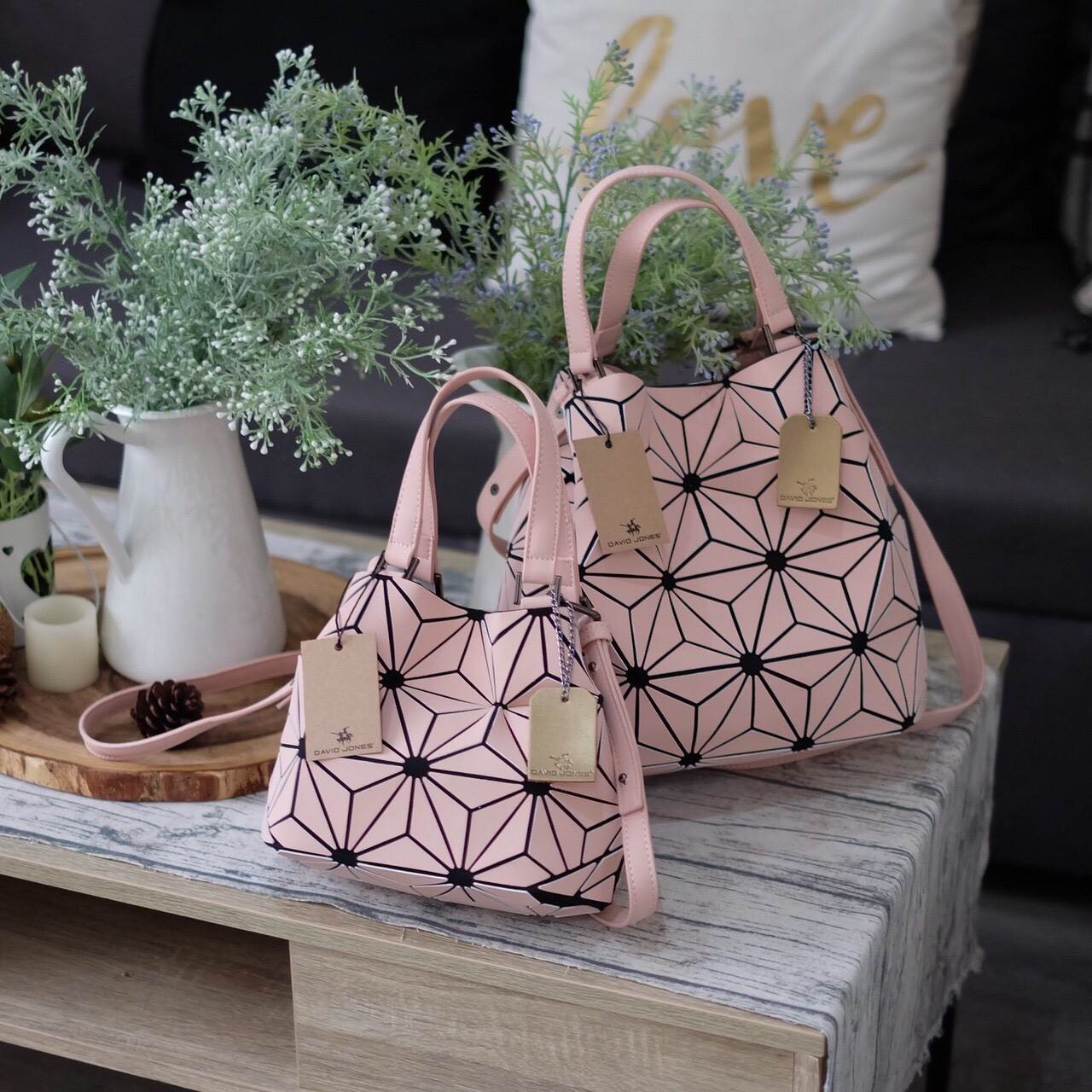 New Collection ka ' Matte Color ' ✨✨ สีด้าน มีให้เลือกถึง 4 สี 🍭🍭แถมยังลาย Limited edition หายาก 👍ปรับทรงได้ 2 แบบ น่ารักมาก จากแบรนด์ David Jones กระเป๋าสะพายข้างดีไซน์เกร๋มาก สีสวยหรูมาก ขนาดกะลังดีเลย น้ำ