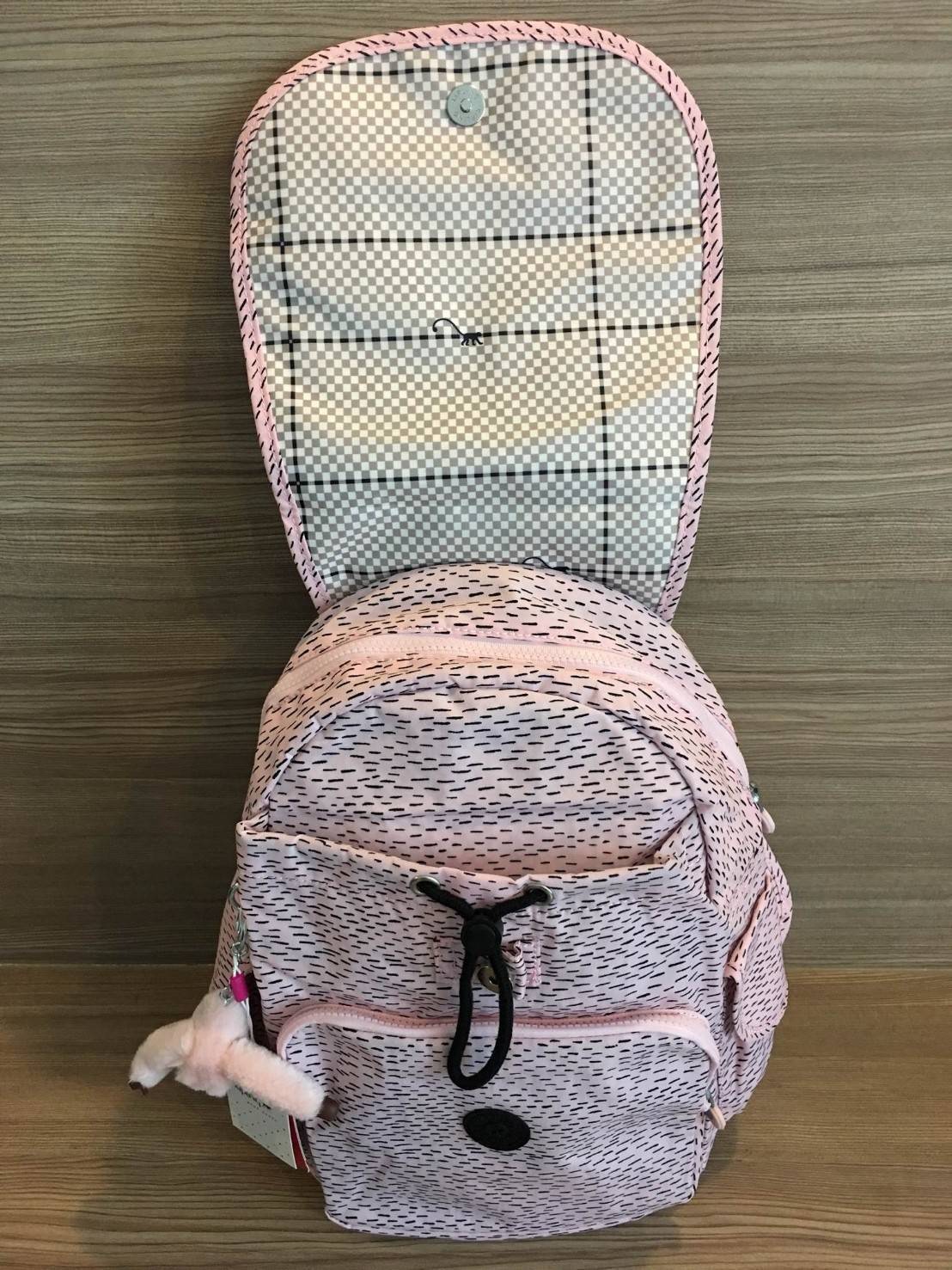 กระเป๋า Kipling รุ่น City Pack ไซส์ L ขนาดใหญ่พอเหมาะสำหรับการเดินทาง มาพร้อมช่องกว้างขวางจุสัมภาระของคุณได้อย่างจุใจ และช่องจัดเก็บอีกหลากหลายรูปแบบ ดีไซน์ลวดลายนำสมัย เติมแต่งสีสันและชีวิตชีวา นับเป็นอีกหนึ่งกระเป๋าเป้ที่พร้อมให้คุณได้สะพายออกไปข้างนอกไ