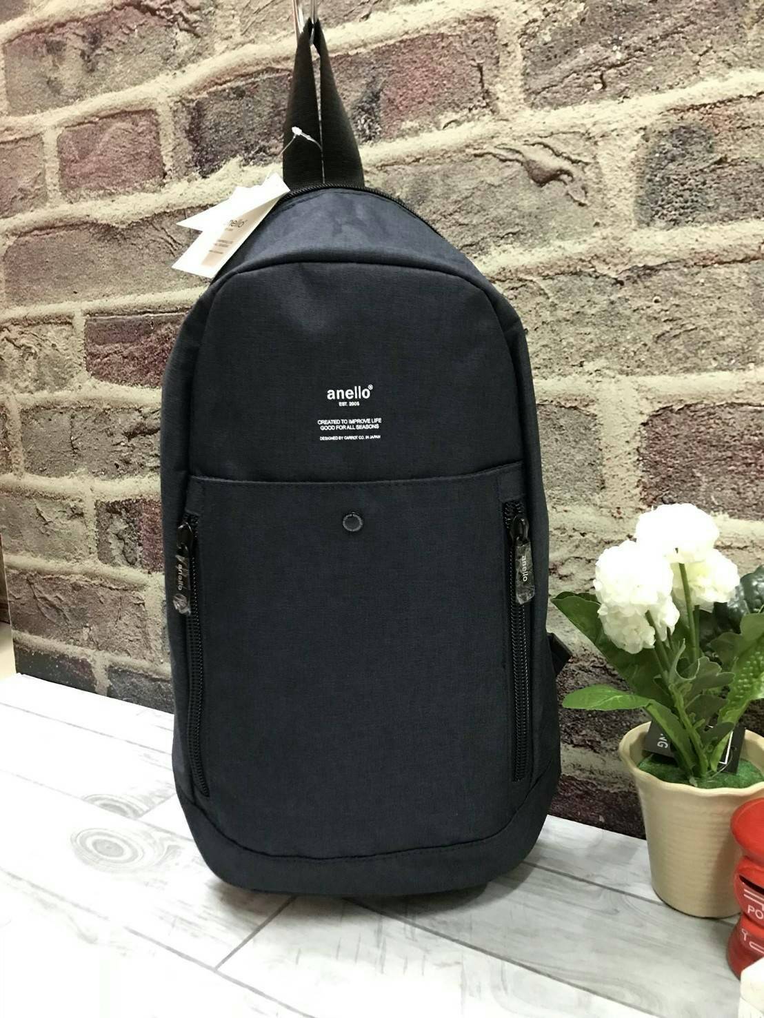 Anello Big Body Bag New arrival ! อีกหนึ่งคอลเลคชั่นของ anello ที่ออกแบบ การใช้งานที่ใช้ได้กับผู้หญิง และผู้ชาย (unisex) วัสดุ Polyester canvas ที่มีน้ำหนักเบา แบ่งช่องใช้งานหลายช่อง ด้านหน้า สกรีนโลโก้โดดเด่น สำหรับช่องใหญ่เปิดปิดด้วยซิปคู่ปั๊มโลโก้ ออกแ