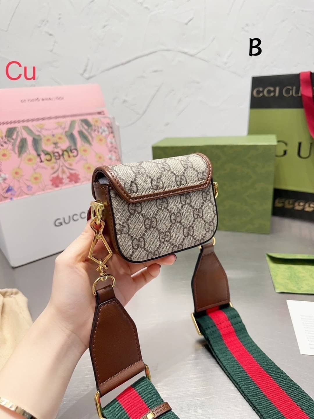 GUCCI HORSEBIT 1955 STRAP WALLET พร้อมส่ง กระเป๋าสะพายใบเล็กจิ๋ว มินิน่ารักน่าใช้ สายสะพายถอดได้ เลื่อนปรับระดับได้ เป็นอีกรุ่นที่น่าใช้มากๆ