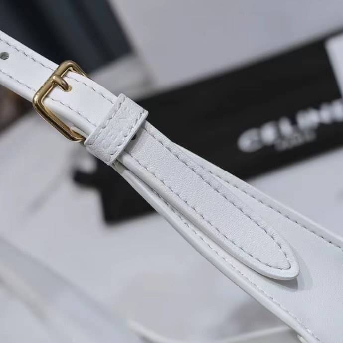 หนังแท้ CELINE SHOULDER BAG CUIR TRIOMPHE IN SMOOTH CALFSKIN ภาพสินค้าถ่ายจากงานขายจริง ใช้งานต่างประเทศได้