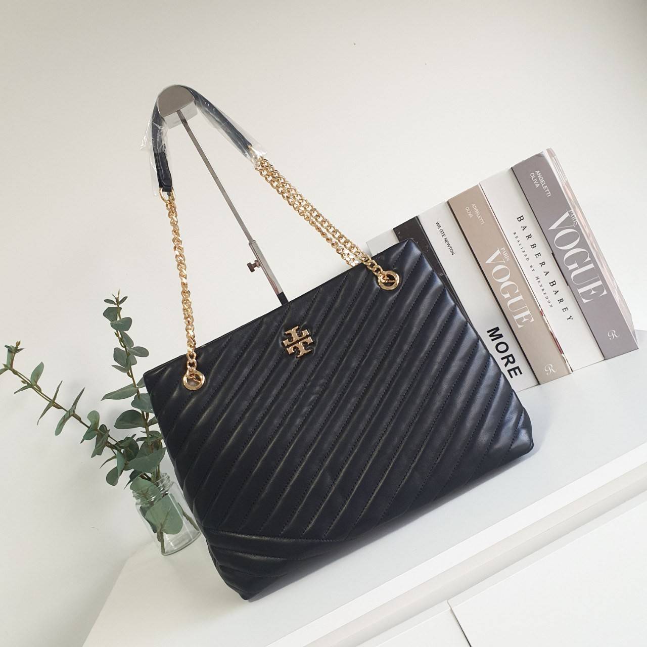 Tory Burch Kira chevron tote bag กระเป๋าทรง Tote สุดหรู ใบใหญ่ จุของได้เพียบ! วัสดุหนังแท้(Geniune Leather) หนังนิ่ม นุ่มมือมากกก มาพร้อมสายสะพายไหล่ต่อโซ่สลับหนัง อะไหล่ทองทั้งใบ ด้านข้างมีกระเป๋าเพิ่มทรงได้ ด้านในเปิดปิดด้วยกระดุมแม่เหล็ก มีช่องแบ่งใส่ข
