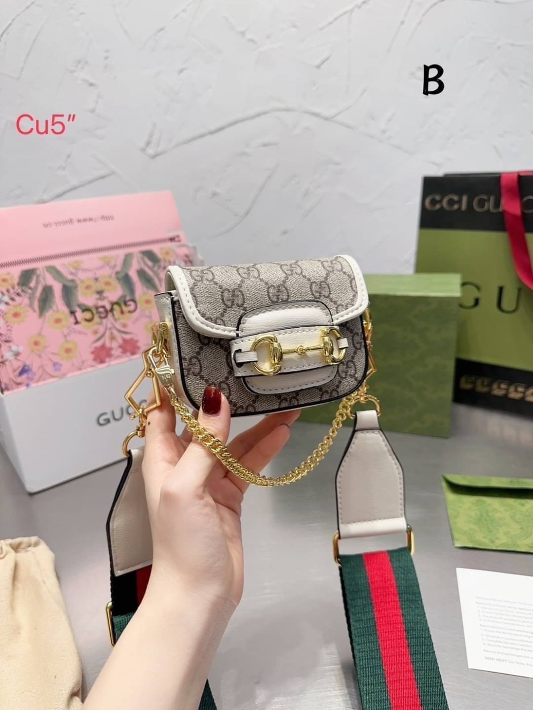 GUCCI Horsebit 1955 strap wallet พร้อมส่ง! กระเป๋าไซส์มินิน่ารัก มี 5 สีให้เลือก สายสะพายถอดได้ เลื่อนปรับระดับได้ เป็นอีกรุ่นที่น่าใช้มากๆ สินค้าแนะนำ