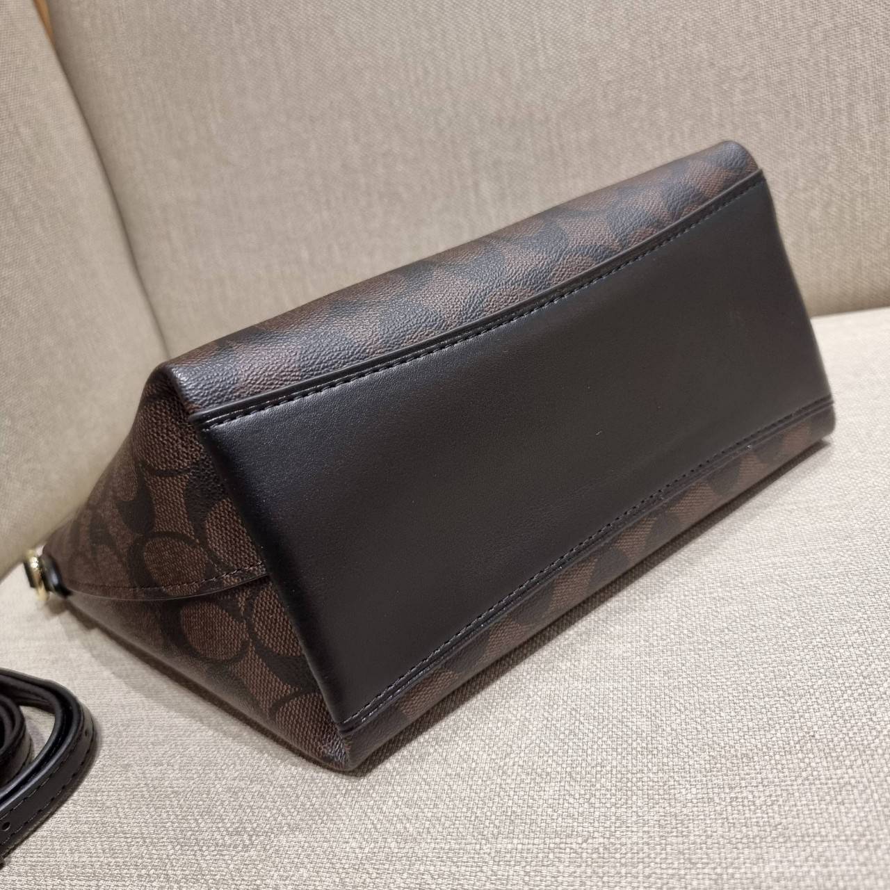 COACH F38089 MINI EMMA SATCHEL IN SIGNATURE CANVAS รุ่นหายาก รุ่นที่สาวๆตามหา จัดมาให้สมกับที่รอคอยกันไปเลยจ้า!! เป็นรุ่นที่ดีไซน์ออกมาให้ใช้งานง่าย สะดวก สวย หรู ดูดี!! กระเป๋าสะพายทรงสวย วัสดุหนังแคนวาสเคลือบลาย มาพร้อมสายสะพายข้างและหูจับในตัว ถอดออกถื