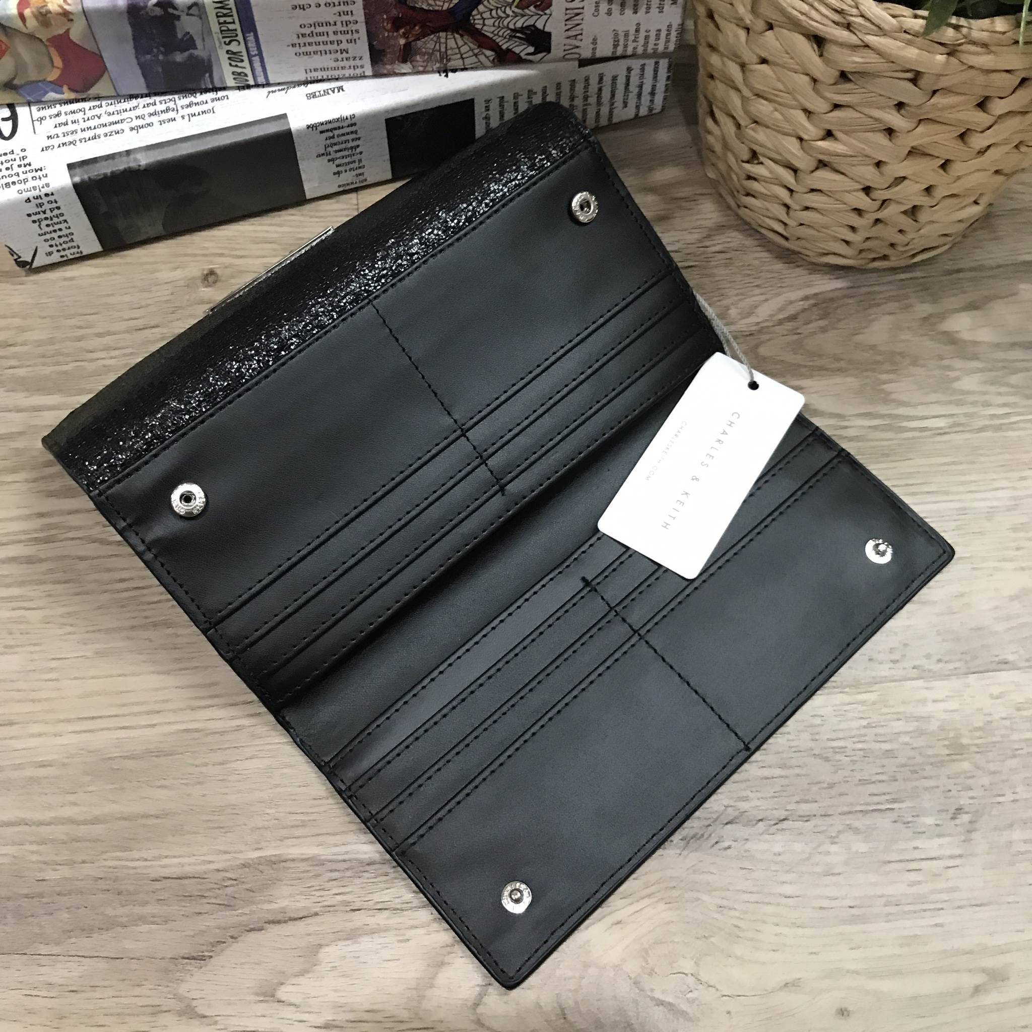 Don't Miss! CHARLES & KEITH LONG WALLET กระเป๋าสตางค์ใบยาวฝาพับรุ่นใหม่ลาสุด หนังอยู่ทรงเเข็งแรงทนทานด้านหน้าประดับโลโก้แบรนด์แบบเหลี่ยม สามารถใช้งานได้2ด้าน ด้านหน้าเปิดปิดด้วยตัวล๊อค ด้านหลังเปิดปิดด้วยกระดุมมีช่องใส่ธนบัตรและช่องใสบัตรหลายช่อง ภาย