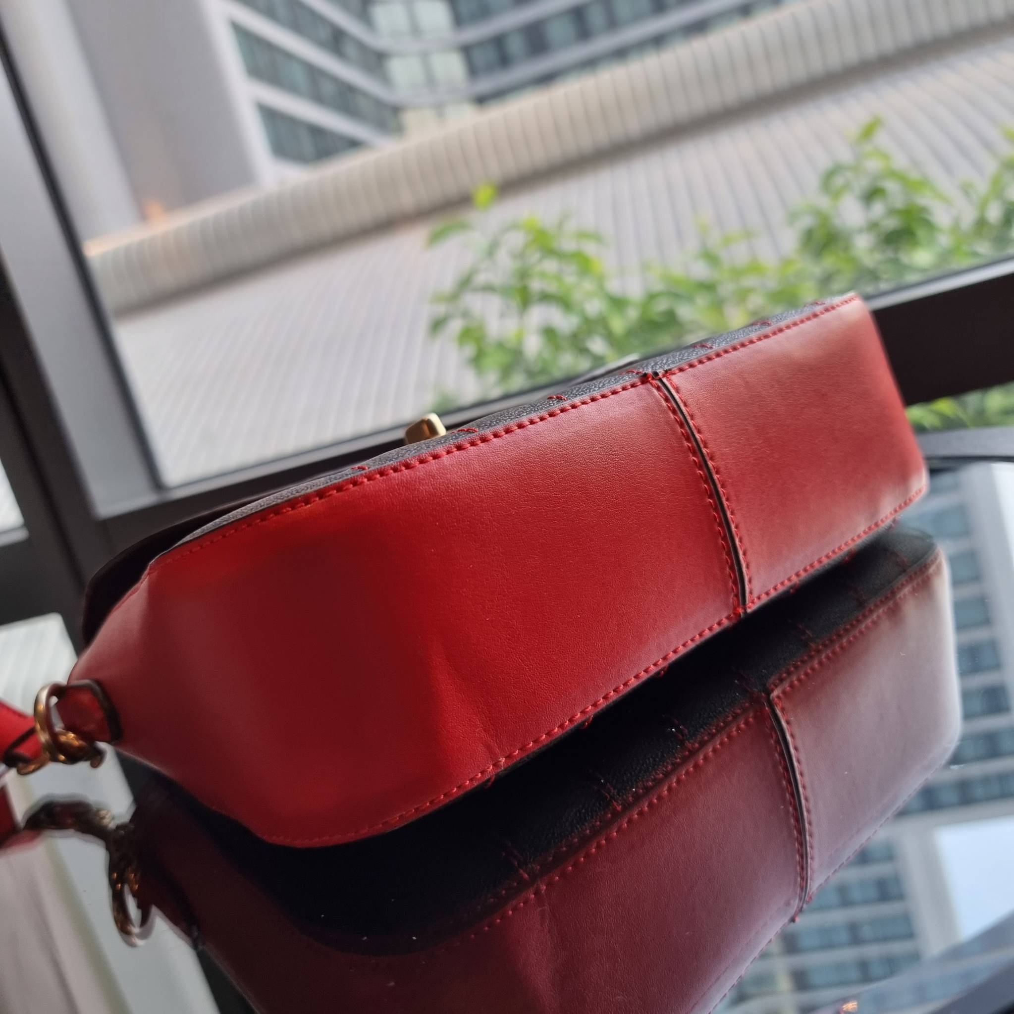 OUTLET 】COACH C5645 MARLIE TOP HANDLE SATCHEL IN SIGNATURE CANVAS WITH QUILTING ดีไซน์ใหม่ กระเป๋าถือ/สะพายข้าง ออกแบบมาไม่เหมือนใคร โดดเด่นด้วยการเย็บบุหนัง โชว์ดีเทลลายเส้น ตกแต่งโลโก้ด้านข้างอะไหล่ทอง วัสดุหนังแคนวาสสลับหนังแท้ เปิด-ปิดด้วยตัวล็อคแน่นห
