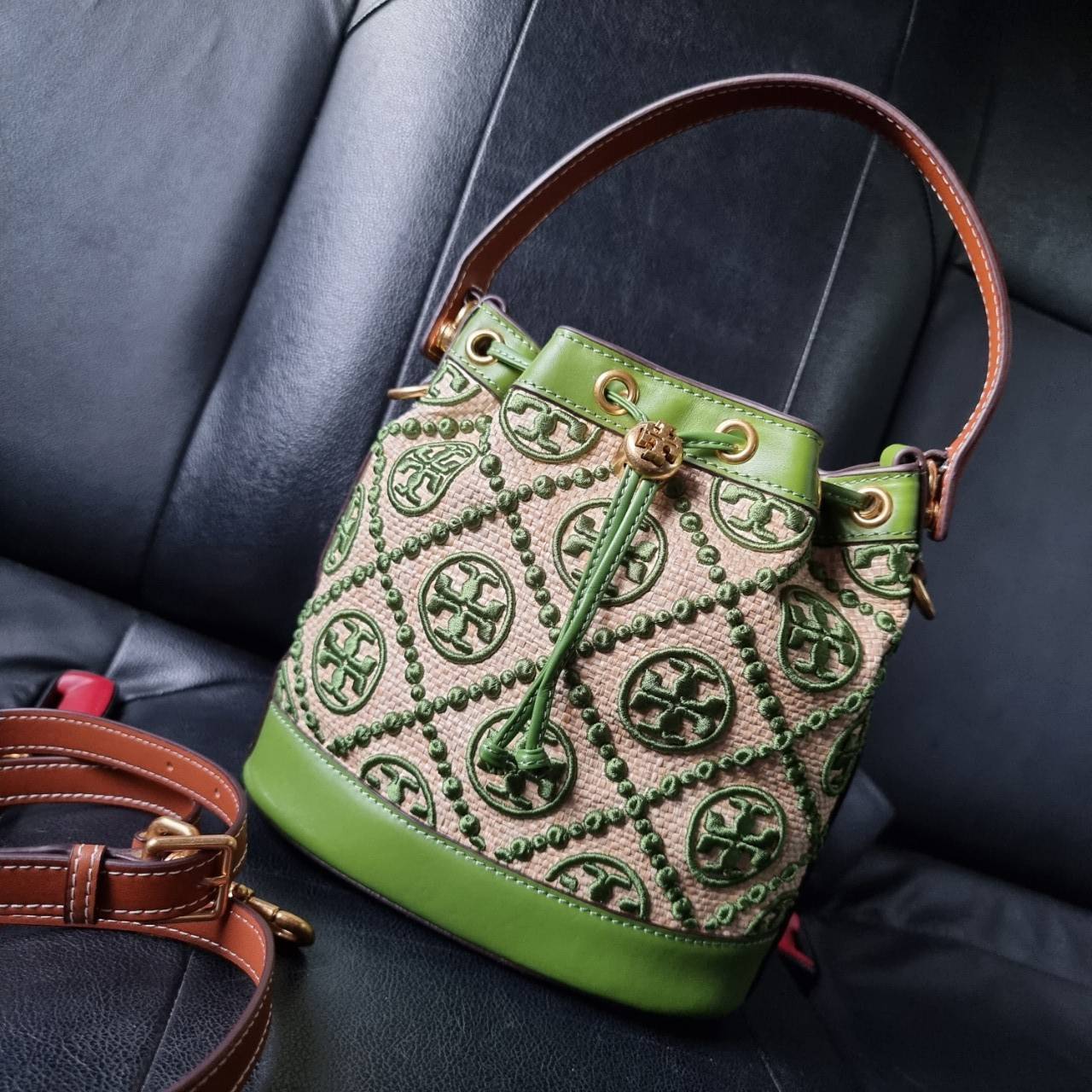 TORY BURCH T MONOGRAM STRAW BUCKET BAG NATURAL/SHISO 🌿สวยงามสะดุดตามากๆค่ะ จัดหนักกันไปเลยจ้า กับรุ่นที่สาวๆรอคอย พร้อมเสิร์ฟความสวยให้ถึงบ้านแล้วน้า กระเป๋าบัคเก็ตทรงยอดนิยม ดีไซน์ใหม่ล่าสุด ยูนีคไม่เหมือนใคร ลายสานเต็มใบพร้อมปักโลโก้เอกลักษณ์สีเ