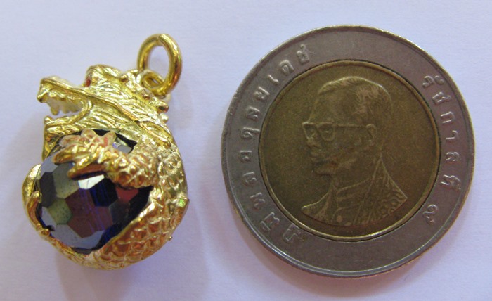 จี้มังกรถือลูกแก้วสีน้ำเงินค่ะ