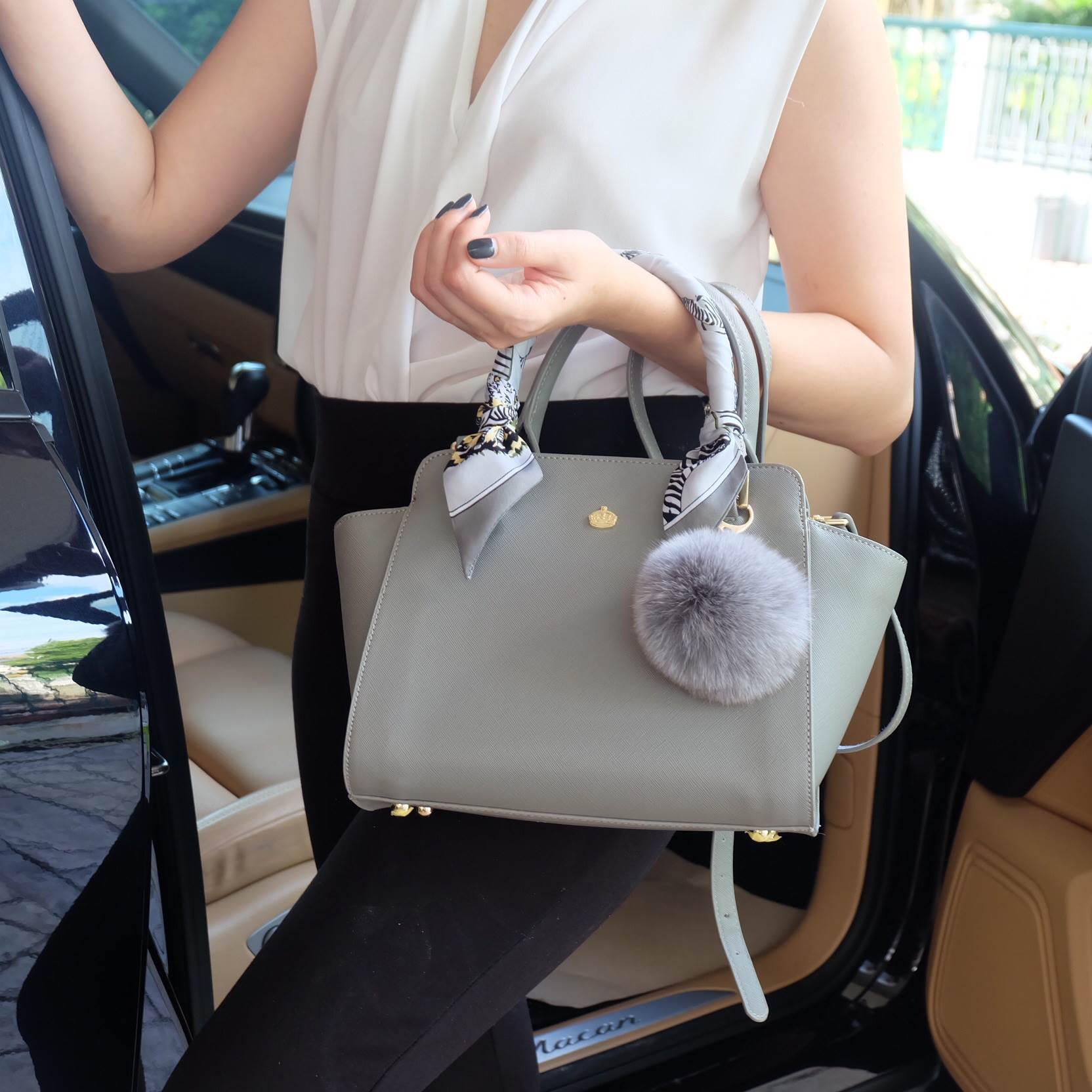 รุ่นขายดีตลอดกาล กระเป๋าหนัง saffiano สวยมากๆค่า รุ่น KEEP Infinite office bag สวย น่ารัก ขนาดตอบทุกโจทย์การใช้งาน เห็นแล้ว **หลงรักเลยคะ 🌲ตัวกระเป๋าขนาดกำลังดีหนังsaffiano ลายสวยที่สำคัญ ดูแลรักษาง่าย ประดับด้วยผ้าพันหูกระเป๋ารุ่นพิเศษ ทำให้กระเป