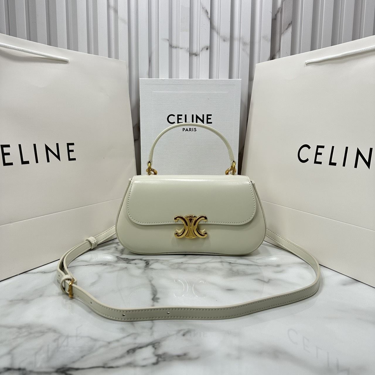 ORI หนังแท้ | CELINE TEEN CELINE LOLA IN shiny calfskin กระเป๋าสะพายทรงคลัช หนังเรียบผิวสัมผัสนุ่มลื่น คอลเลคชั่น Essentials เหนือกาลเวลาสำหรับผู้หญิงและผู้ชาย