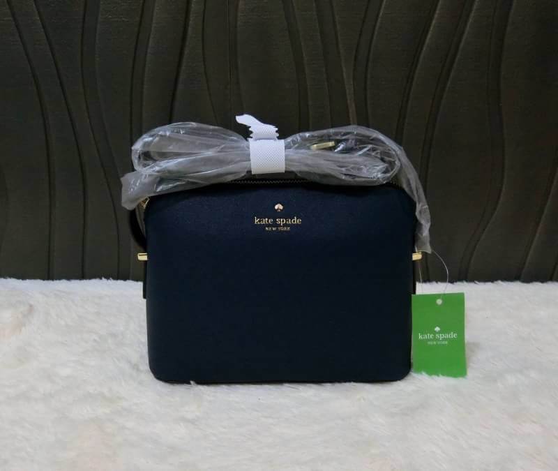KATE SPADE CEDAR STREET MANDY แบรนด์ดังจากอเมริกาสุดฮิต กระเป๋าขนาดน่ารัก สะพายข้าง หนัง saffiano ภายในลายสวยเก๋สีทองเรียบหรู ทรงแข็งอยู่ทรง MUST HAVE!!