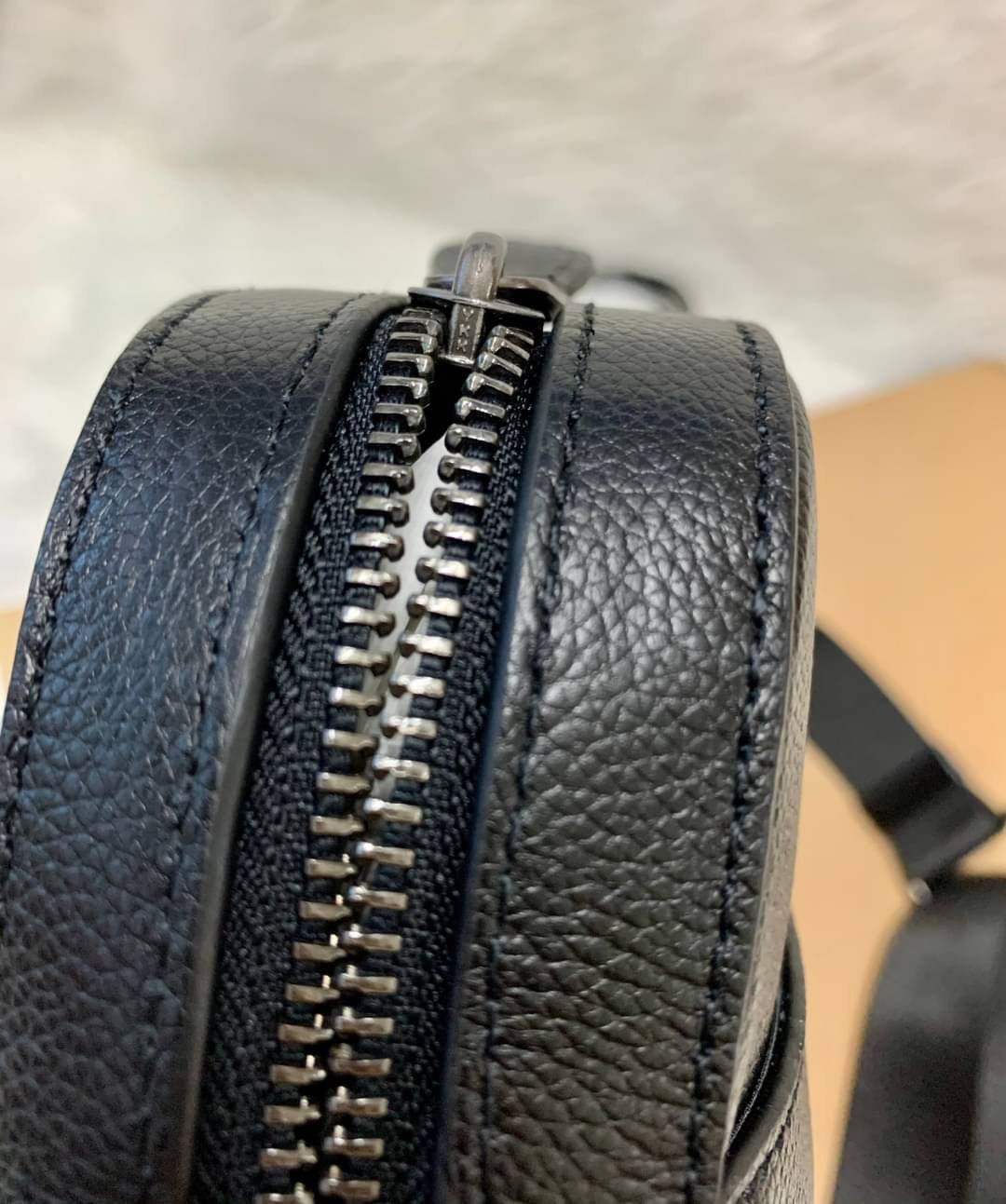 COACH HOUSTON FLIGHT BAG Calf Leather Black Smooth calf leather พร้อมส่งอีกครั้ง! กระเป๋าสะพายแบบครอสบอดี้ร์ของคุณผู้ชาย หนังแท้ ลายหนังสวย ด้านหน้ามีช่องซิปให้หนึ่งช่อง ช่องหลักกว้างใส่สัมภาระได้จุค่ะ พร้อมช่องเล็กใส่ของจุกจิกอีก3ช่องค่ะ สายสะพาย