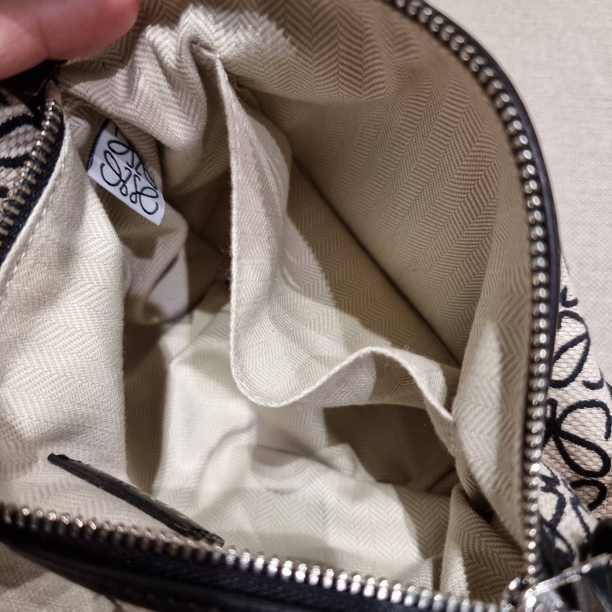 LOEWE SMALL CUBI BAG คอลเลคชั่นยอดฮิต กับสีใหม่ล่าสุด กระเป๋าทรงพอช ใบกำลังสวย ดีไซน์ดีเทลน่ารัก ด้วยลวดลายปักบนผืนผ้าคอตตอน มาพร้อมสายสะพายในตัว ที่ปรับความยาวได้อีกเล็กน้อย คล้องไหล่ คล้องแขนได้แบบสบายๆ เปิด-ปิดด้วยซิป ภายในเป็นช่องโล่ง มีช่องแบ่งอีกช่อ