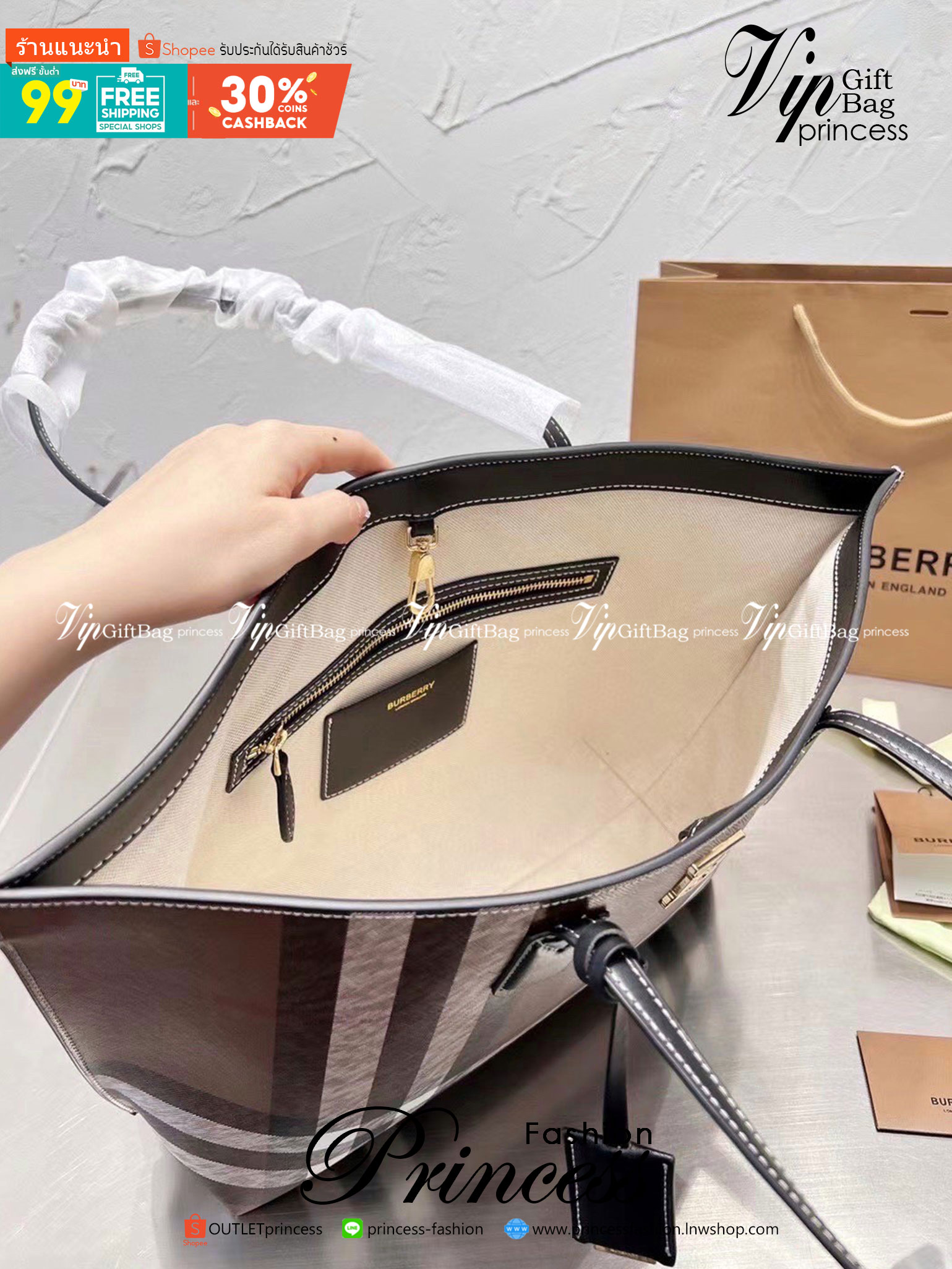 Burberry Check Leather Medium Tote / Burberry Tote Bag กระเป๋าช้อปปิ้งทรงโท้ท ใบใหญ่ หน้าติดอะไหล่แบรนด์สีทอง ช่องกว้างใช้งานง่าย ใส่ของได้เยอะเลยค่ะโดดเด่นด้วยลวดลายคลาสสิก วัสดุผ้าแคนวาส ภายในโล่งกว้างมาก ใส่ของได้สบาย หิ้วไปเที่ยวต่างจังหวัด สะพายไปต่า