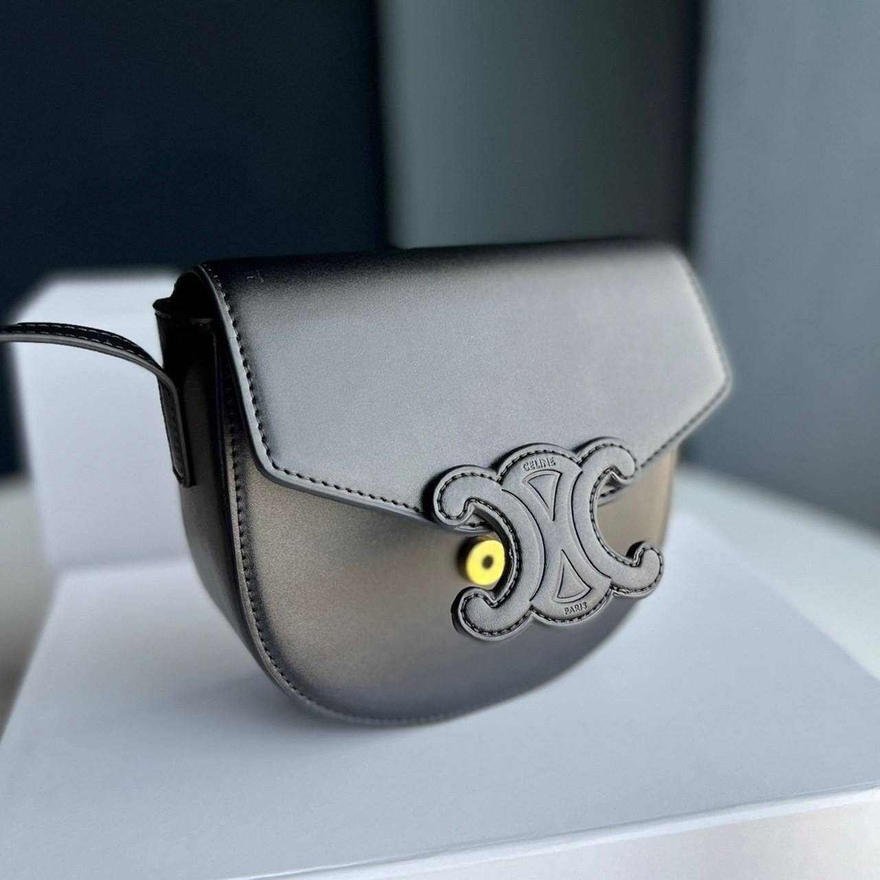 หนังแท้ CELINE BESACE cuir triomphe in Smooth calfskin / CELINE TRIOMPHE CLOSSBODY BAG หนังแท้ทั้งใบสวยหรู แบบใหม่ล่าสุด โลโก้หนังสมูทคลาสิก เหมาะกับสาวๆในวันที่อยากครอสบอดี้ชิลๆ ห้ามพลาดค่ะ!