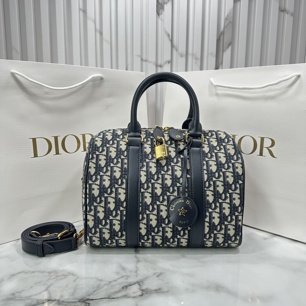 DIOR Groove 25 Bag / Dior Keepall Macrocannage Leather / Oblique Jacquard กระเป๋าสะพายทรงบอสตัน Keepall ทันสมัยและสง่างาม ใช้งานได้ทั้งแบบสะพายไหล่หรือสะพายแบบครอสบอดี้ เหมาะเป็นไอเทมคู่ใจในชีวิตประจำวัน เกรดออริ 1:1