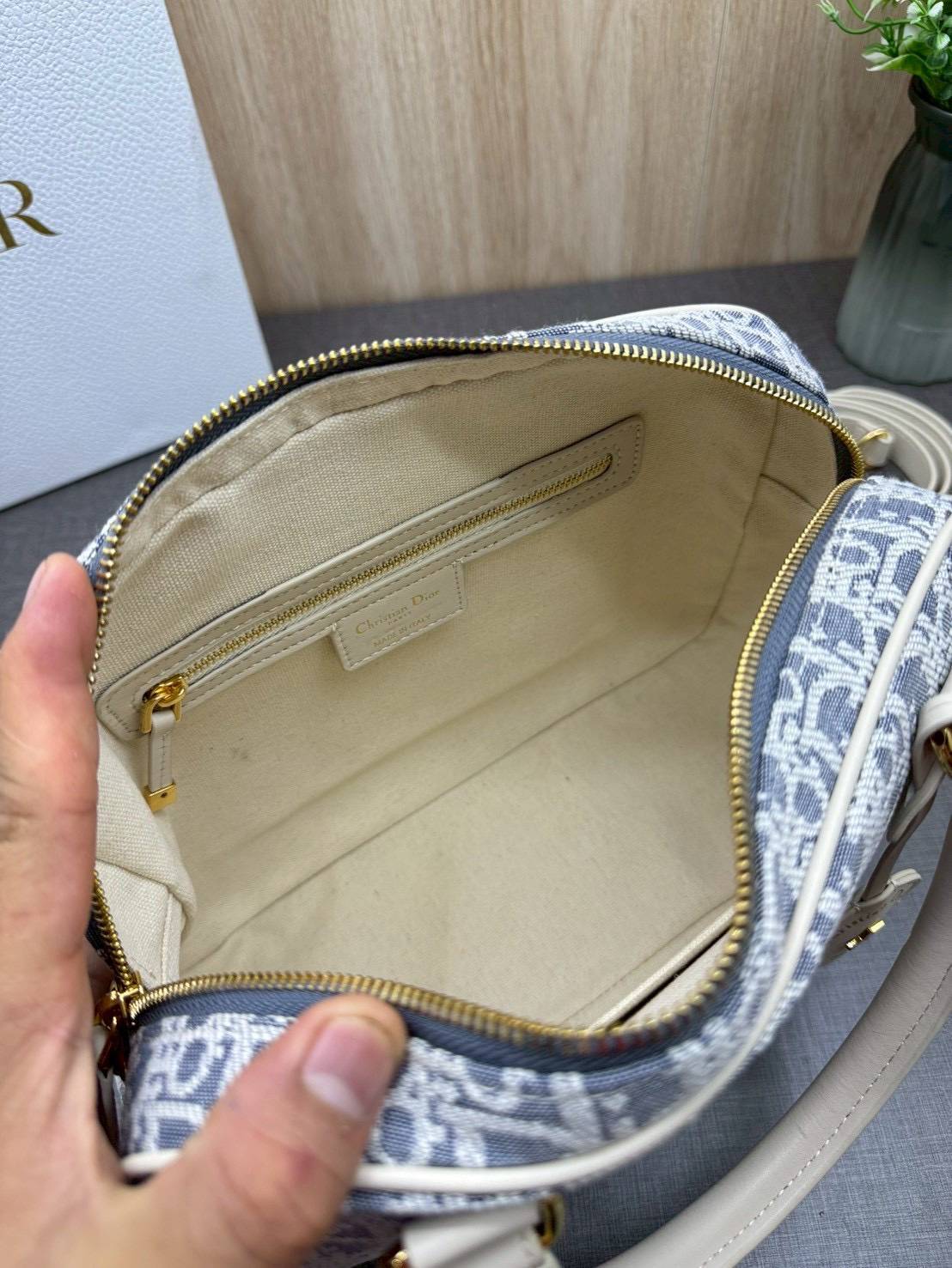 ORI หนังแท้ | DIOR Large D-Vibe Bowling Bag กระเป๋าทรงหมอนดีไซน์โบว์ลิ่งใบใหญ่ ทันสมัยใช้งานง่ายจุของได้เยอะ สวยสง่างามเป็นเอกลักษณ์