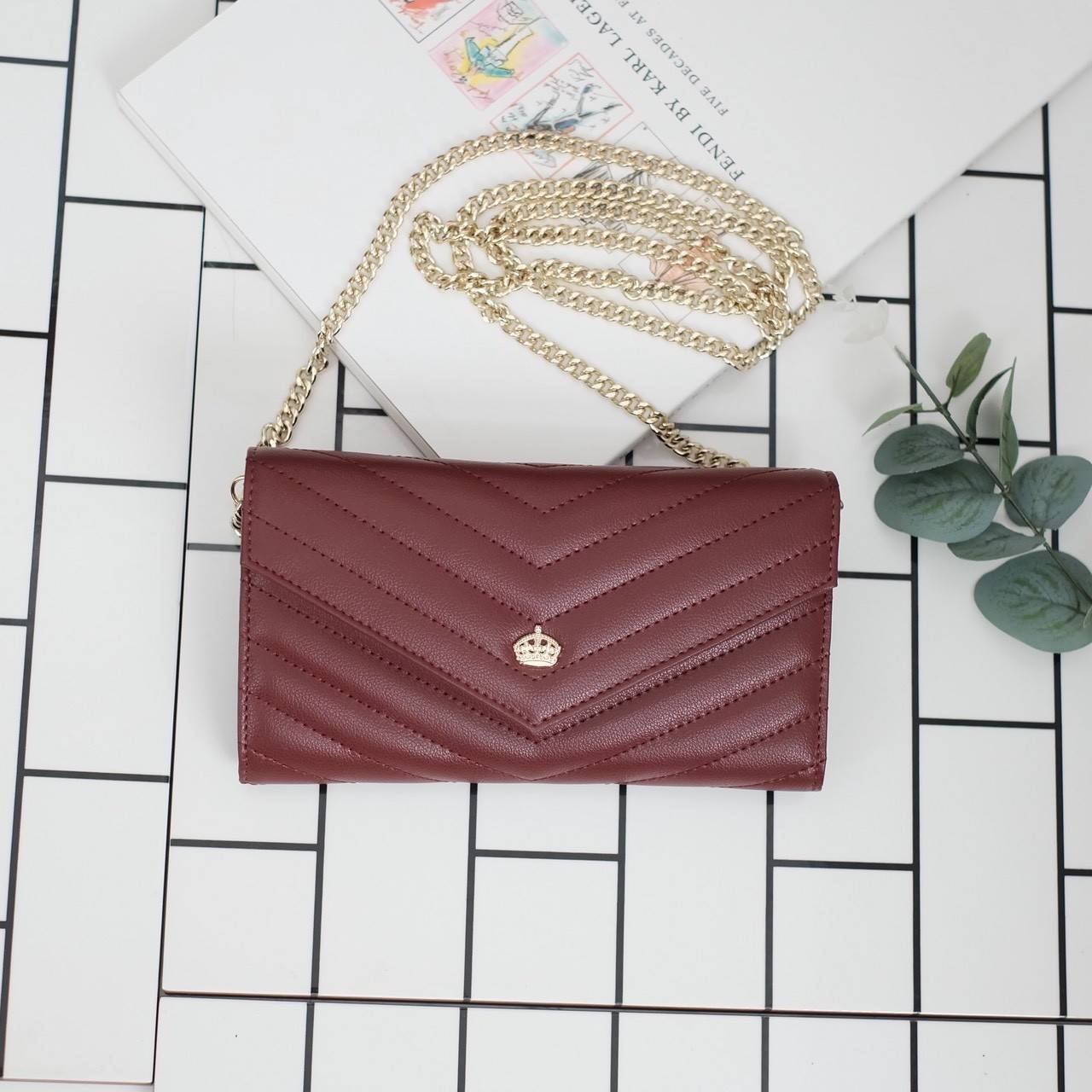 สาวๆมีกระเป๋าสตางค์ยาวแบบ3in1 หยิบมาถือสะพายจบในใบเดียวกันหรือยัง ! ใบนี้ แนะนำเลย 📌หนังวัวแท้ สวยมาก 📌จะใช้เป็นกระเป๋าสตางค์ หรือจะถอดสายถือเป็น คลัช หรือสะพาย Cross body ชิลๆ ก้อได้เลย