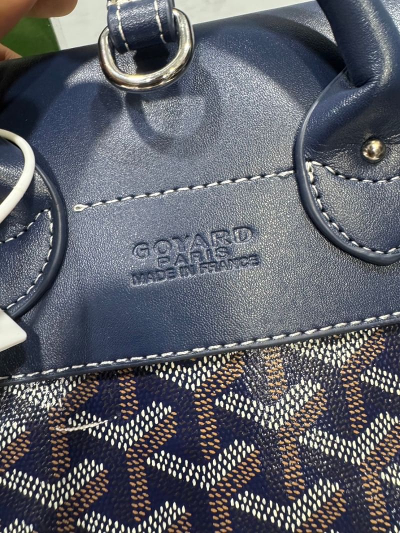 Goyard Alpin Mini Backpack กระเป๋าเป้สะพายหลัง ปรับถือหรือสะพายข้างได้อย่างลงตัว ไซส์มินิ 19cm ขนาดกำลังสวยน่าใช้ ภายในโล่งกว้าง ใส่ของสำคัญได้ ใบนี้คุ้มค่าราคามากๆ ทั้งดีไซน์และฟังก์ชั่นการใช้งาน ตอบโจทย์แน่นอนจ้า