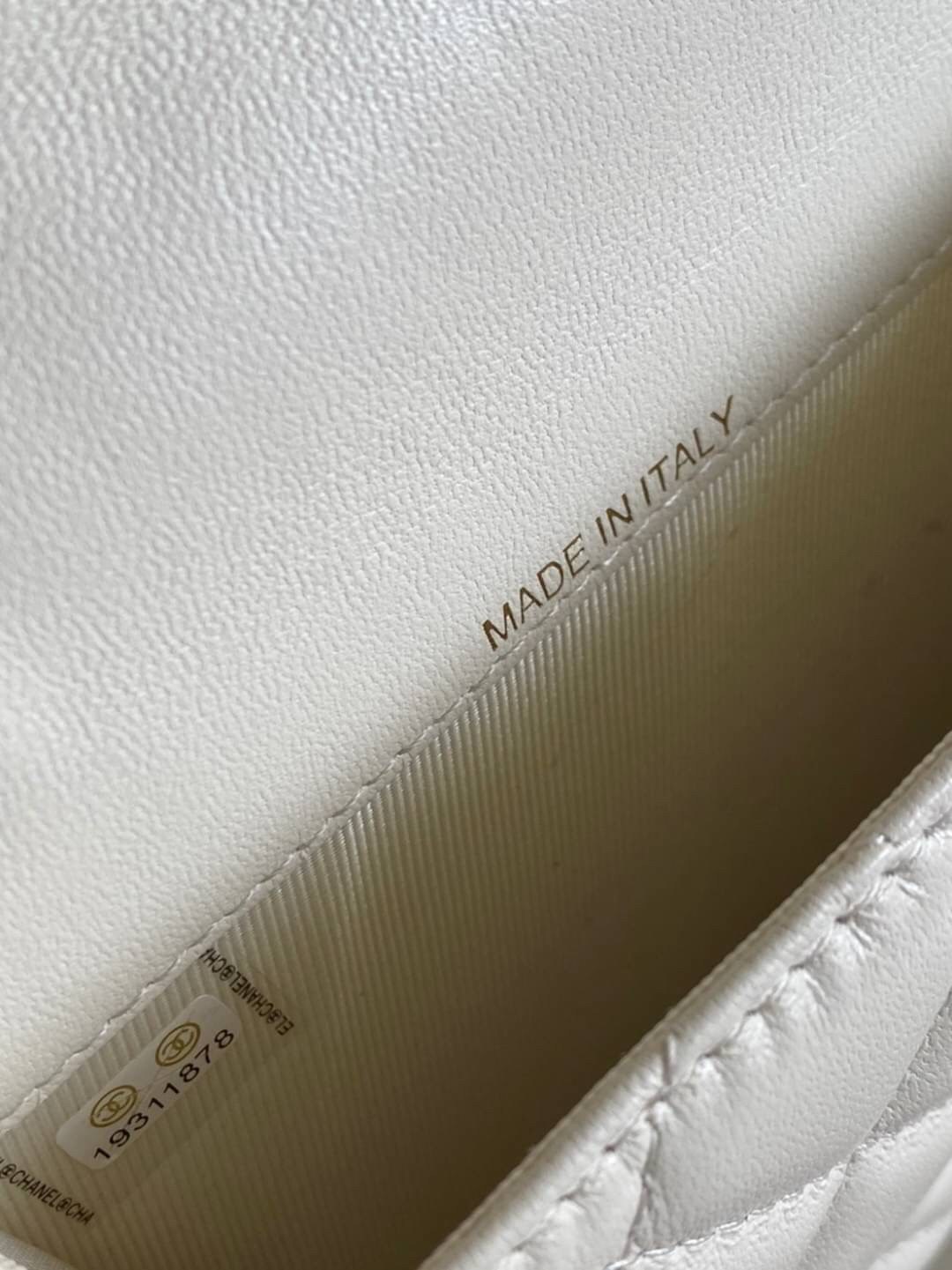 หนังแท้ VIP GIFT CHANEL MINI BLACK BAG รุ่นยอดนิยมไอเท็มฮิตวัสดุหนังแท้เรียบสวยคลาสสิคเปิดปิดด้วยฝาปิดกระดุมด้านหน้ามีโลโก้แบรนด์อะไหล่ทองสวยหรูดูดีมากกกก มาพร้อมสายโซ่ทองร้อยหนังจะสะพายไหล่ หรือ Crossbody ก็ดูดี ภายในโล่งกว้าง ตัวจริงสวยน่าใช้ Chanel min