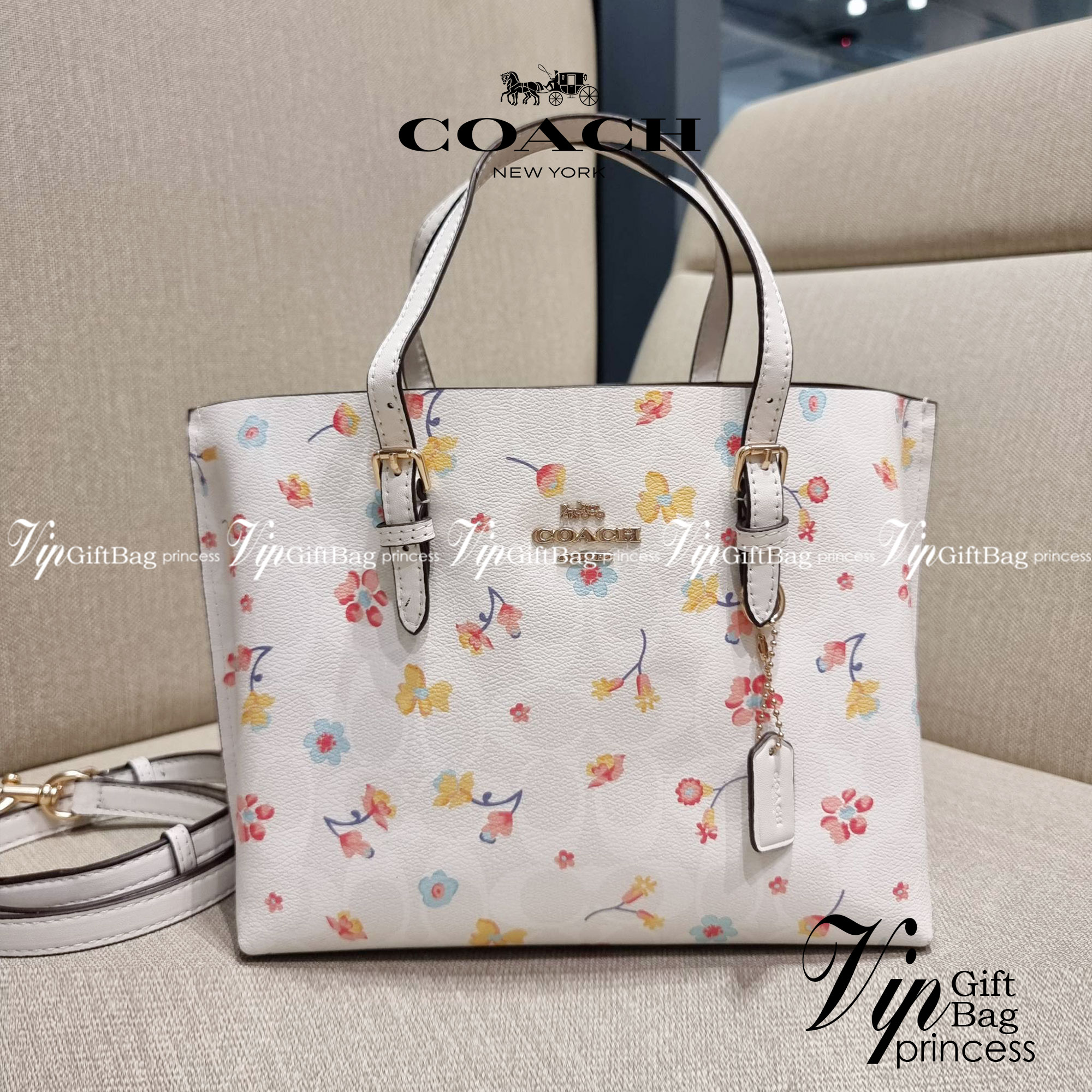 COACH C8612 MOLLIE TOTE 25 IN SIGNATURE CANVAS WITH MYSTICAL FLORAL PRINT คอลใหม่ล่าสุด ยังไม่เข้า shop ไทย สวยๆแบบไม่ต้องรอพรีฯให้ยาวนาน กับกระเป๋าโท้ทไซส์เล็กที่สาวๆต่างก็ต้องปักใจรัก สวยสมใจ ดีไซน์ลวดลายดอกไม้ คละเคล้าเต็มใบ ดูละมุน สดใส น่าใช้สุดๆ วัส