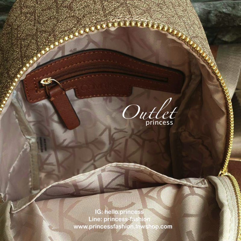 Calvin Klein Monogram mini backpack กระเป๋าสะพายเป้รุ่นใหม่ชนช้อป รุ่นยอดนิยม วัสดุ Saffiano PVC คุณภาพดี นิ่ม น้ำหนักเบา ด้านหน้าประดับด้วยโลโก้แบรนด์สุดหรู กระเป๋าโลโก้แบรนด์รอบใบ เปิดปิดกระเป๋าด้วยซิปสะดวกใช้ ที่จับหัวซิปปั้มแบรนด์ มีช่องซิปด้านหน้ากระ