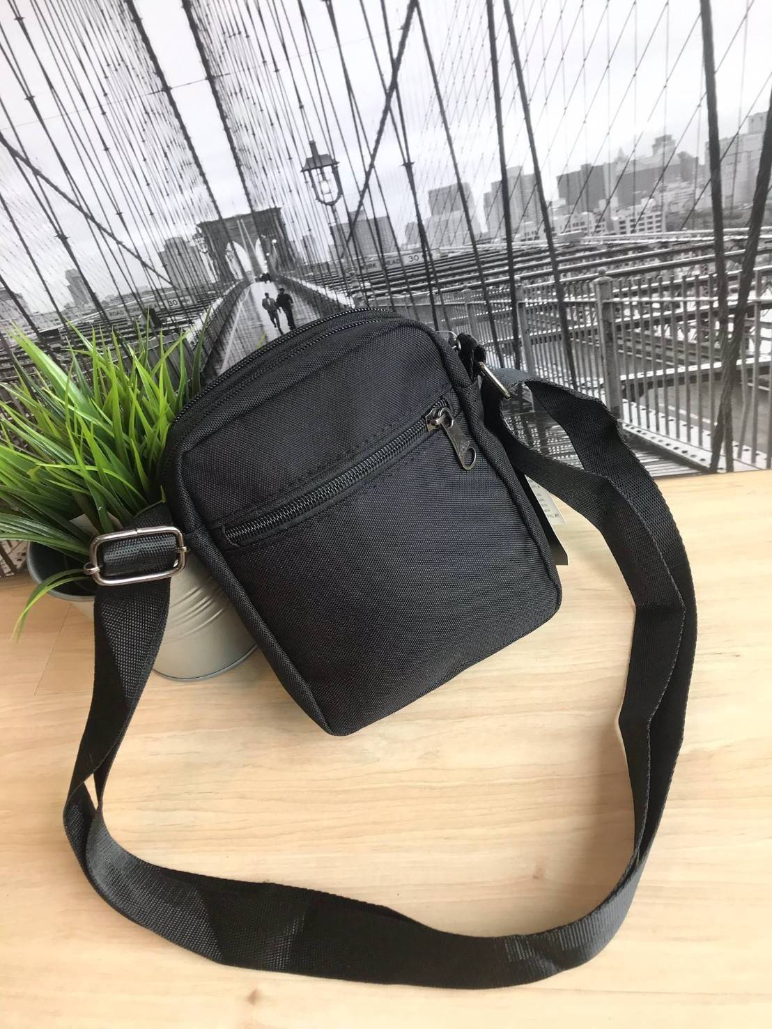 Adidas mini crossbody bag กระเป๋าสะพายข้าง วัสดุ polyester ด้านหน้า สกรีน logobrand เปิดปิดแบบซิปใส่ wallet สั้น, มือถือได้ทุกรุ่น แบ่งช่องเป็นสัดส่วนใช้ได้ทั้ง ญ และ ช ค่ะ