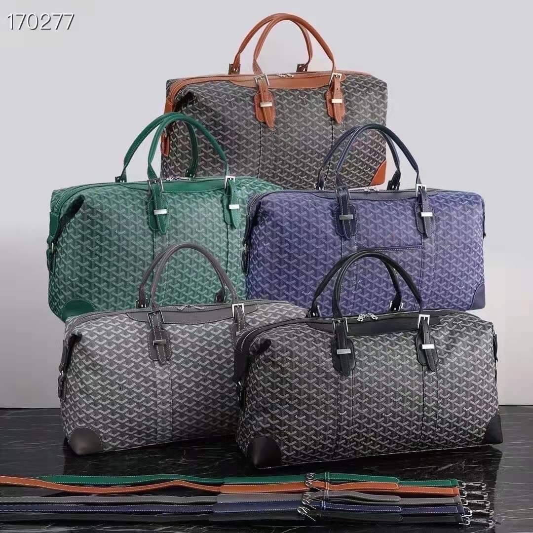Goyard Boeing Travel 55 Duffle Bag กระเป๋าเดินทางใบใหญ่ ดีไซน์สวยคลาสสิกเป็นเอกลักษณ์ ไอเท็มที่จะทำให้การเดินทางไม่ธรรมดาอีกต่อไป ด้วยดีเทลความเป็นเอกลักษณ์ เรียบแต่หรู ภายในจุของได้เยอะมาก ใหญ่จริง!! ใบนี้คุ้มค่าราคามากๆ