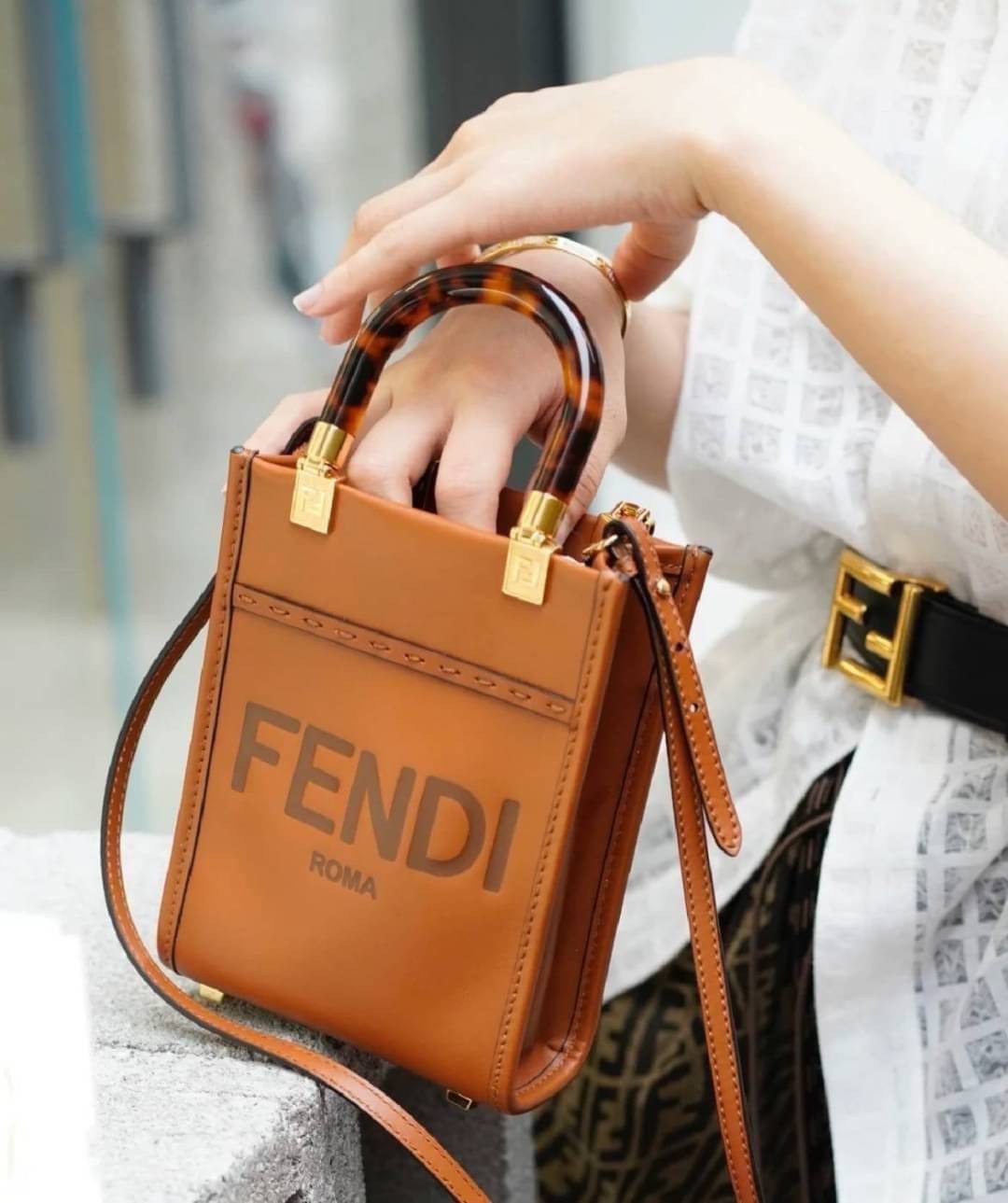 สวยหรูมาก กับ FENDI MINI SUNSHINE SHOPPER วัสดุหนังแท้ทั้งใบ ปั้มชื่อแบรนด์ด้านหน้า ที่จับเซรามิคสีสวยมีสลักแบรนด์ *ทรงมินิน่ารัก ด้านในเป็นช่องโล่งกว้าง สามารถใส่ กระเป๋าสตางค์สั้น มือถือได้ทุกรุ่น มาพร้อมสายสะพาย ถอดปรับได้ อะไหล่ปั้มแบรนด์สีทอง ปั้มโลโ