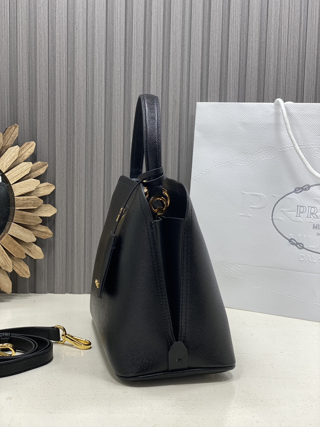 ORI หนังแท้ | Prada Matinee Medium Saffiano Leather Bag 28cm กระเป๋าสะพายทรงโฮโบสวยหรู ดีไซน์เรียบหรูตามแบบฉบับแบรนด์ ยังคงความเรียบแต่มากไว้อย่างหรูหราลงตัว ใช้งานได้หลากหลายโอกาส