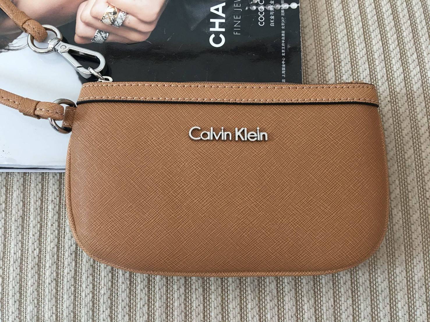 New must have item! กระเป๋าคล้องมือ ทรงน่ารัก จากแบรนด์ calvin klein มีมาให้ช้อปคะ หนัง pvc ทั้งใบอย่างดี มีสายคล้องมือเก๋ ด้านหน้าตกแต่งด้วยโลหะปั้มแบรนด์ เปิดปิดด้วยซิป ด้านในบุด้วยผ้าปั้มแบรนด์ มีช่องใส่บัตรแยก จะใส่ธนบัตรหรือบัตร ก็พกติดตัวในวันสบายๆ